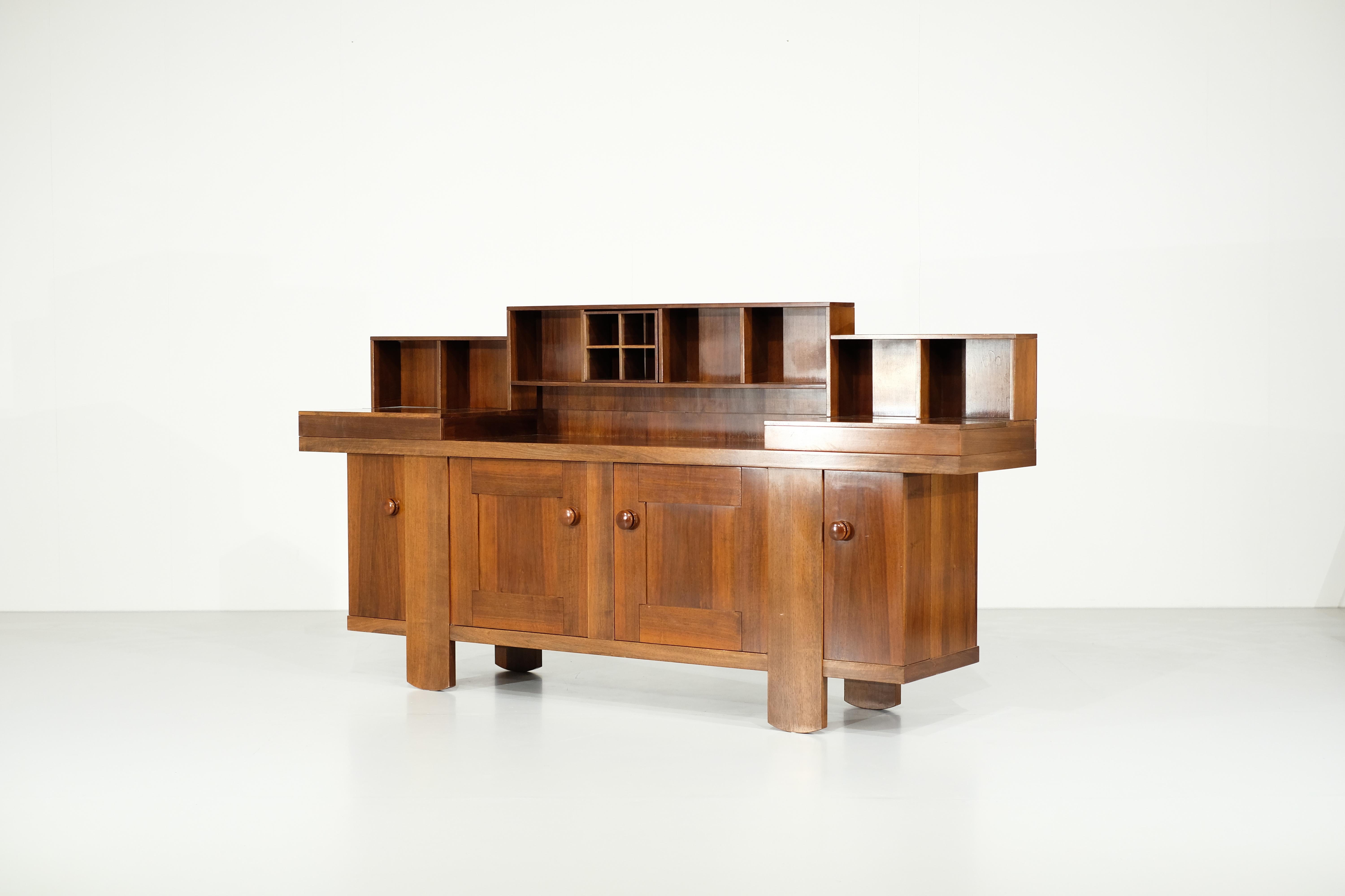 Magnifique buffet conçu par Silvio Coppola pour Bernini en 1964.
Il est en noyer et en très bon état.

Comme vous pouvez le constater, l'objectif de ce buffet est avant tout d'offrir un design raffiné avec de grandes capacités de rangement.

La