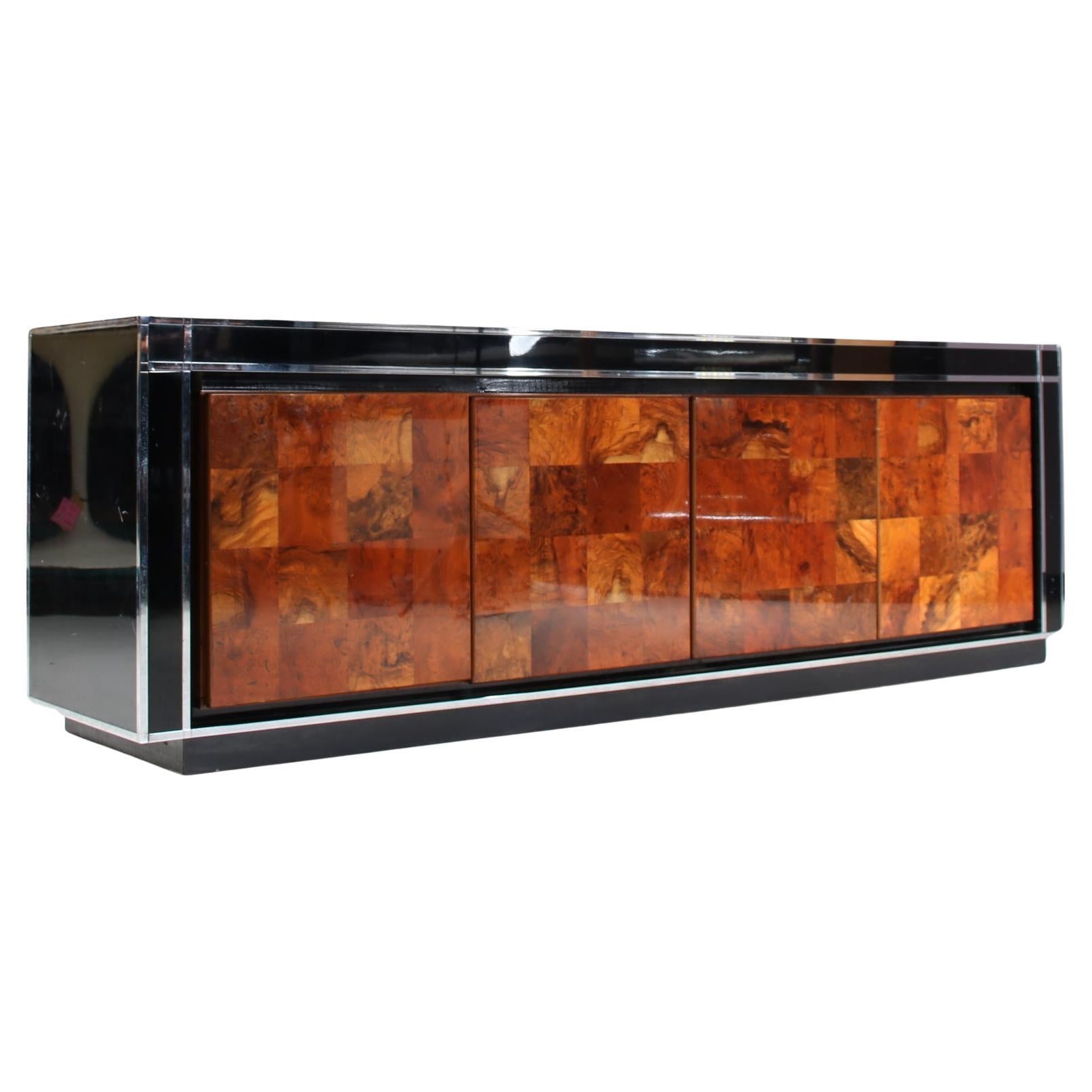 Una fantastica credenza di grandi dimensioni disegnata da Willy Rizzo e prodotta da Mario Sabot in Italia intorno al 1970.

Questo pezzo impressionante ha un fascino di lusso! Realizzato in metallo cromato e laccato nero di alta qualità con ante in