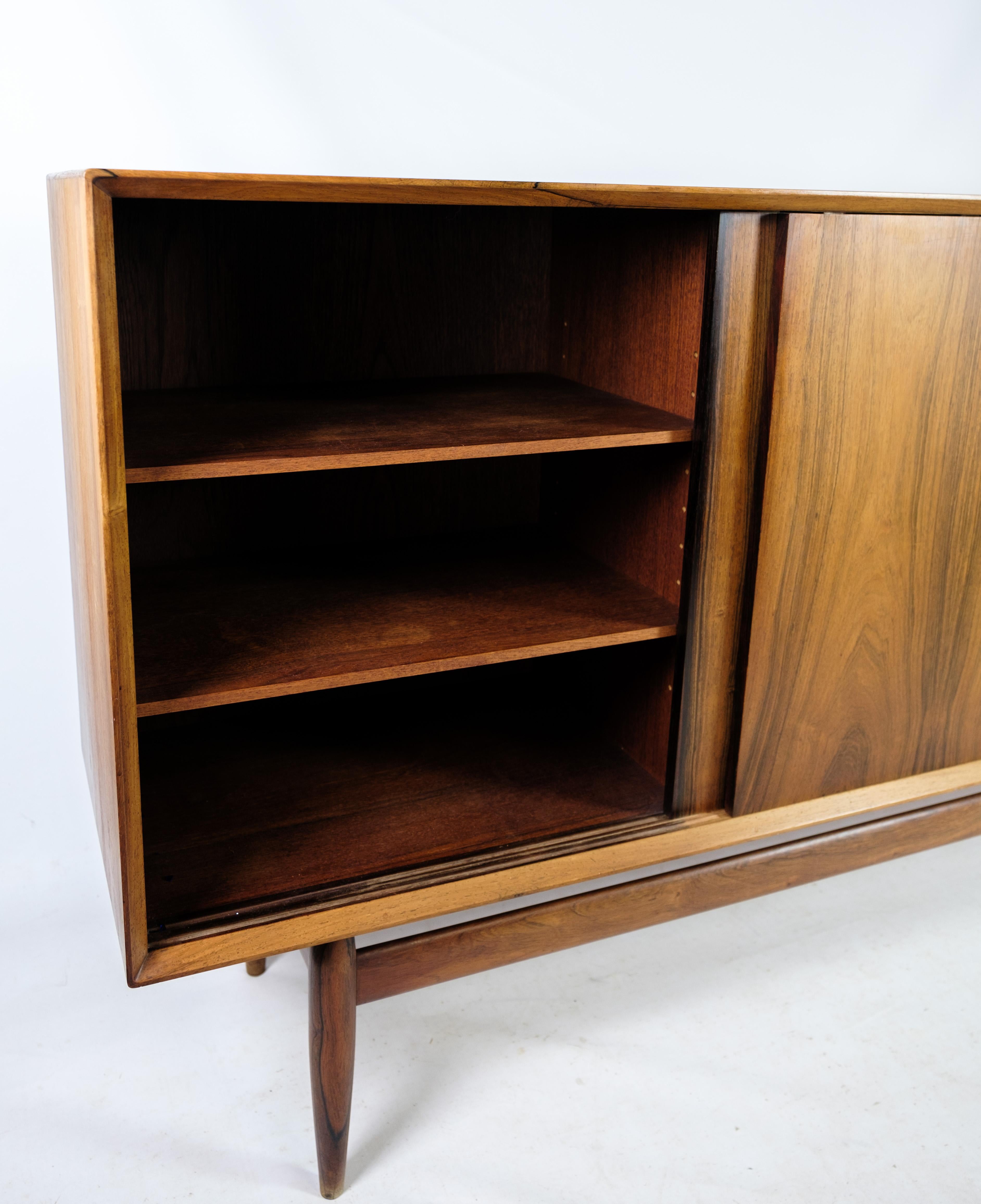High sideboard in rosewood of Danish design from around the 1960s. A sideboard of high quality, which you can see on the handles, as well as the rosewood structure. Inside, there are both shelves and drawers, where the drawers have fine joints.