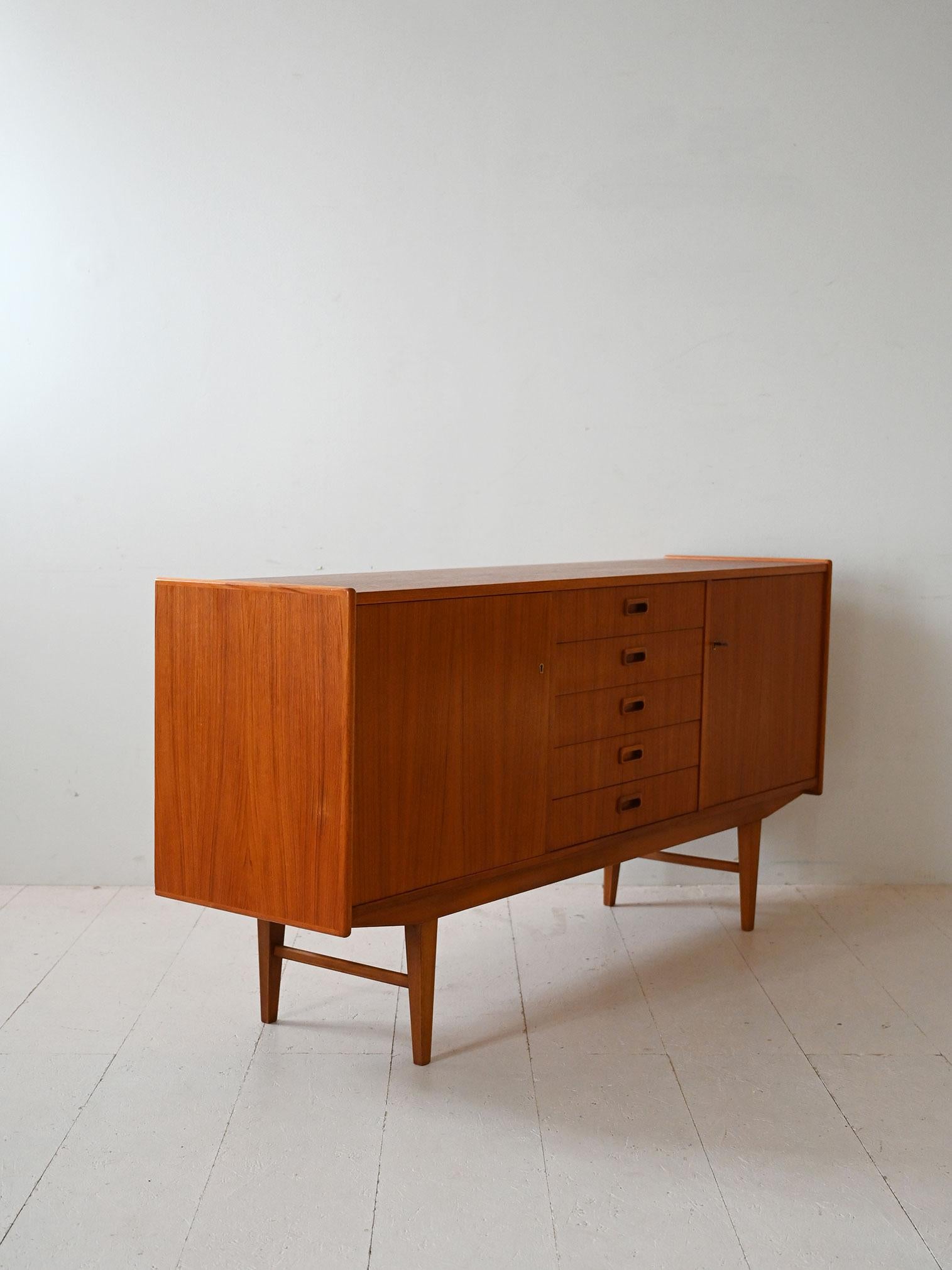Scandinavian Modern Sideboard scandinava in teak con cassetti centrali