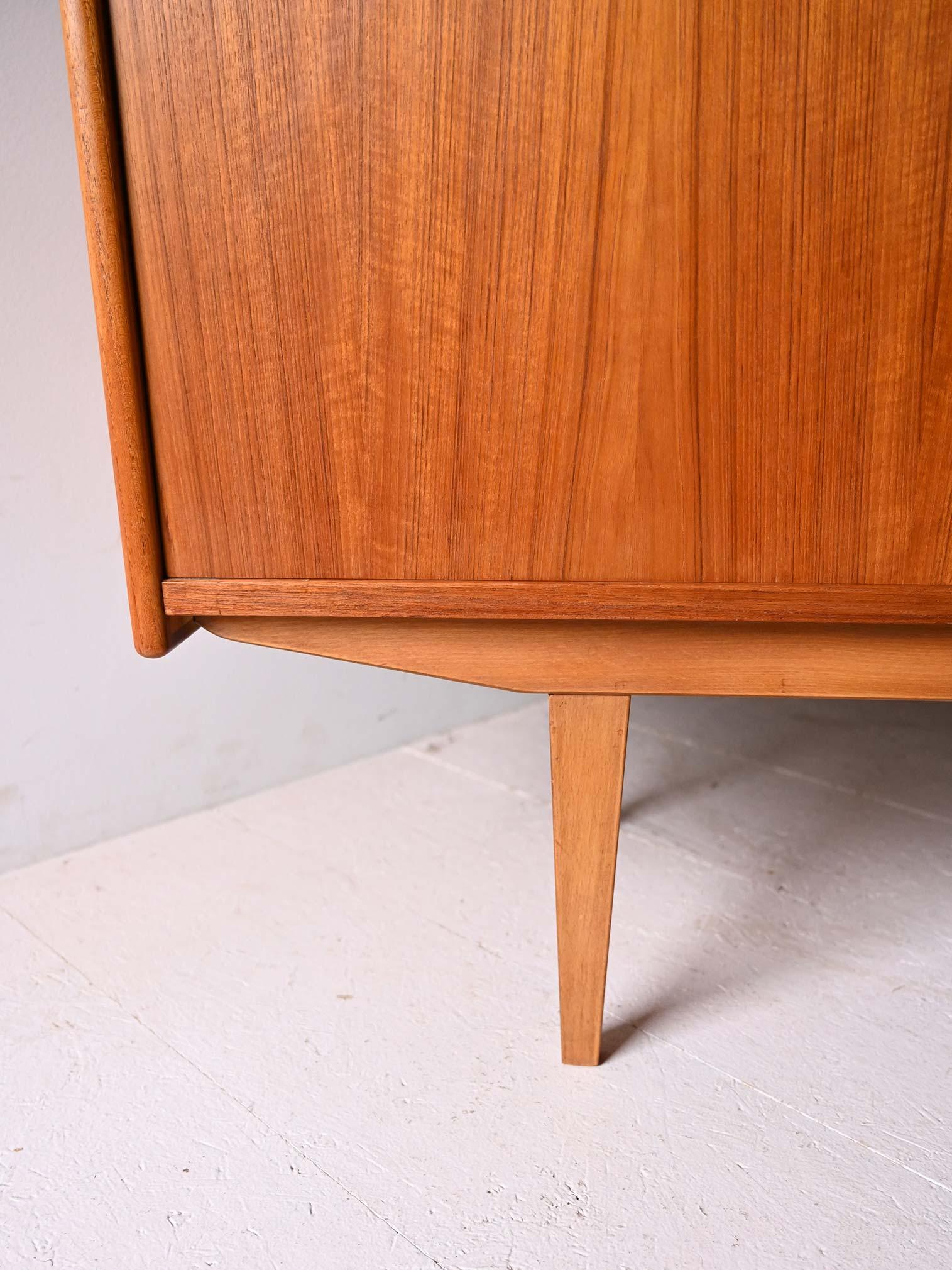 Mid-20th Century Sideboard scandinava in teak con cassetti centrali