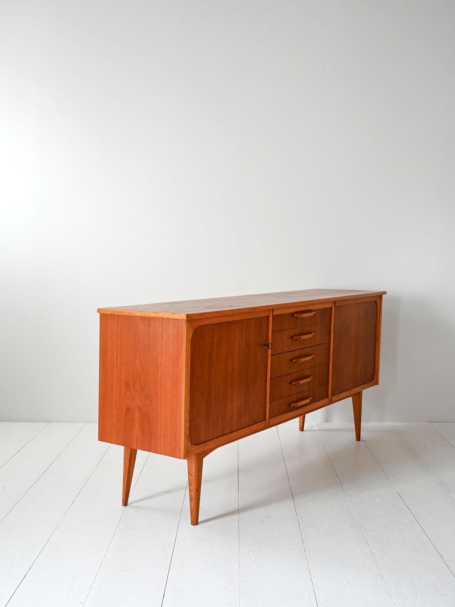 Scandinavian 1950s teak and oak sideboard In Good Condition For Sale In Brescia, IT