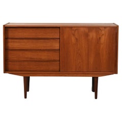 Skandinavisches Sideboard aus den 1960er Jahren mit einer Tür und Schubladen Skandinavisches Sideboard aus den 1960er Jahren mit einer Tür und Schubladen