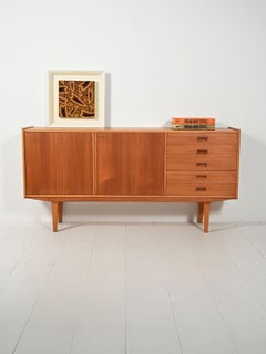 Buffet scandinave des années 1960 aux lignes élégantes