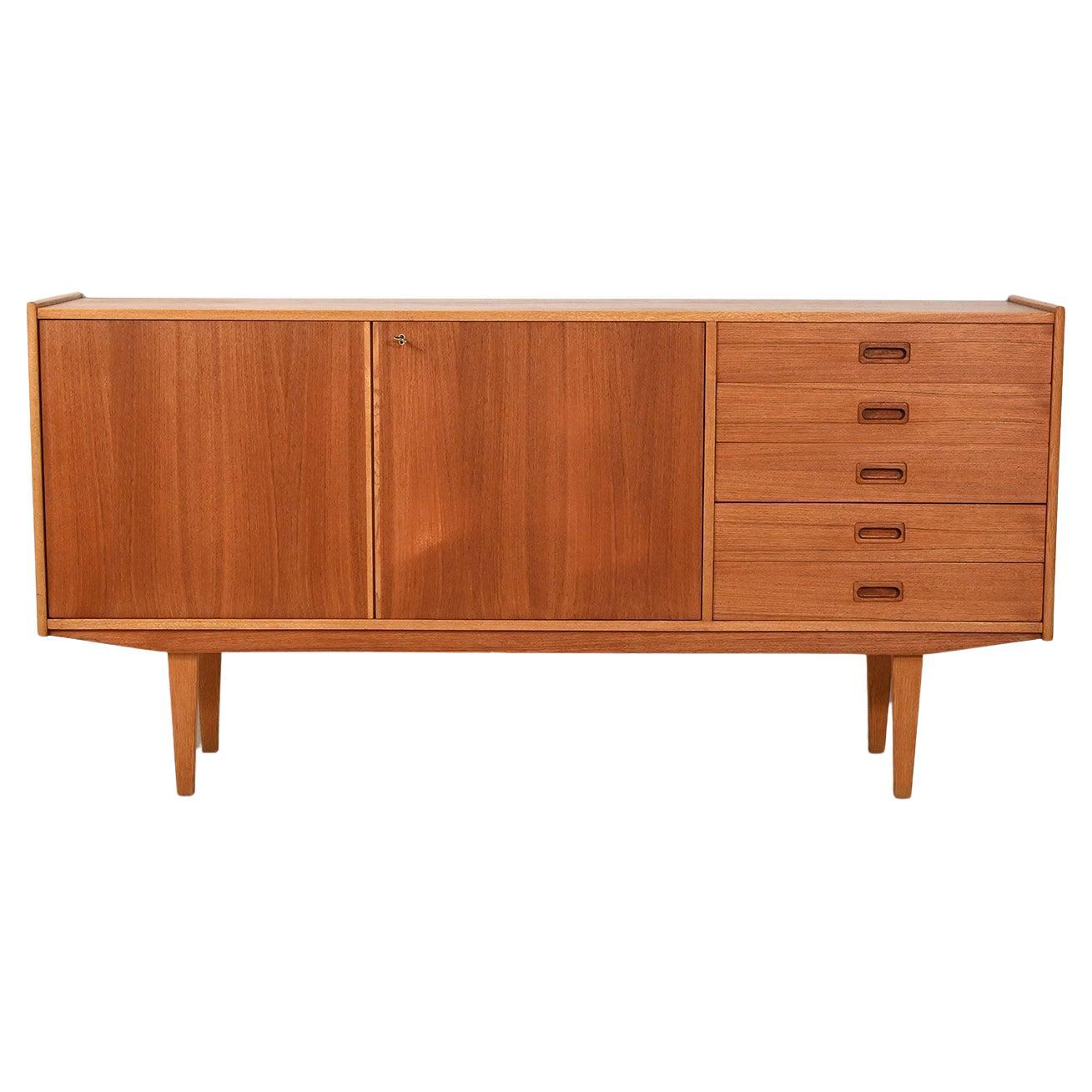 Sideboard scandinavo anni 60 dalle linee eleganti