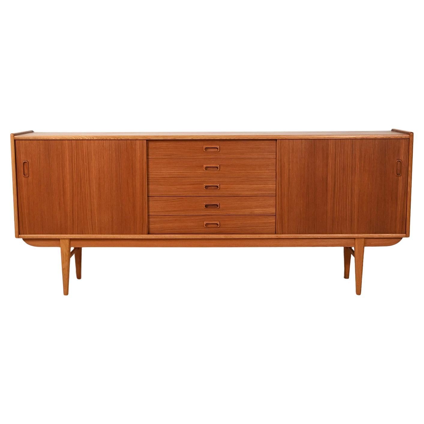 Sideboard scandinavo anni 60 dalle linee eleganti