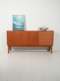 Buffet scandinave des années 1960 aux lignes géométriques