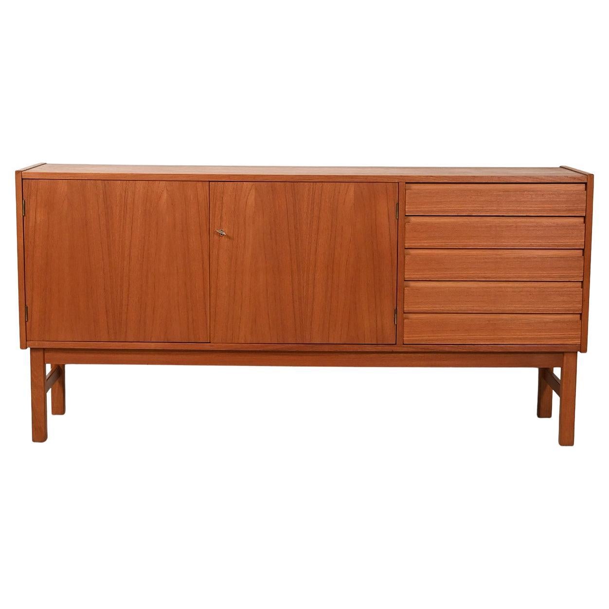 Sideboard scandinavo anni 60 dalle linee geometriche