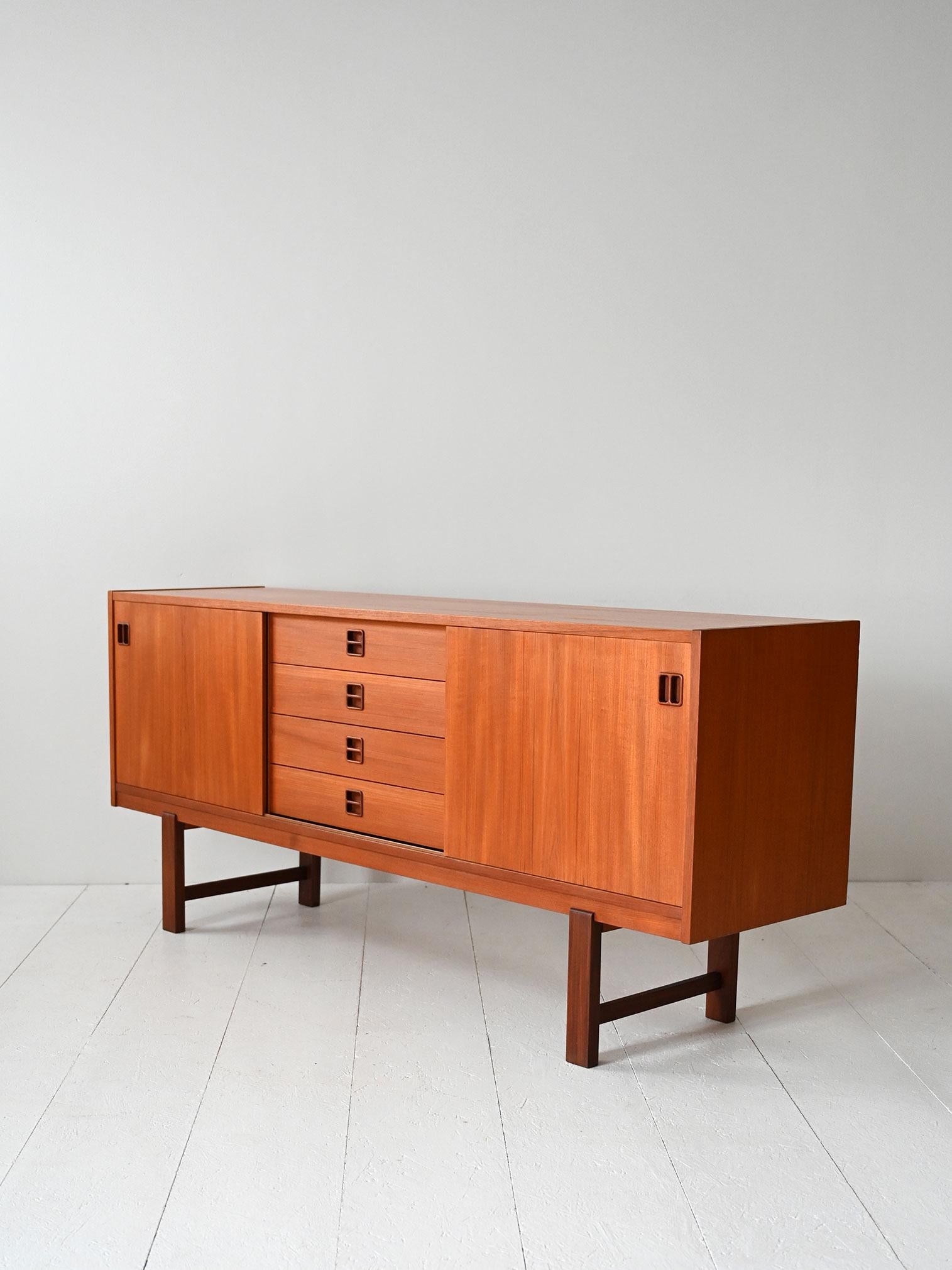 Scandinavian 1960s teak sideboard In Good Condition For Sale In Brescia, IT