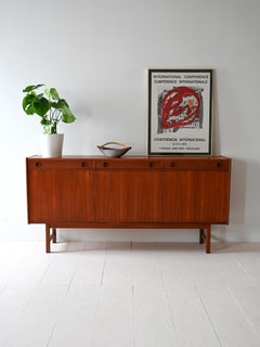 Buffet scandinave avec portes battantes