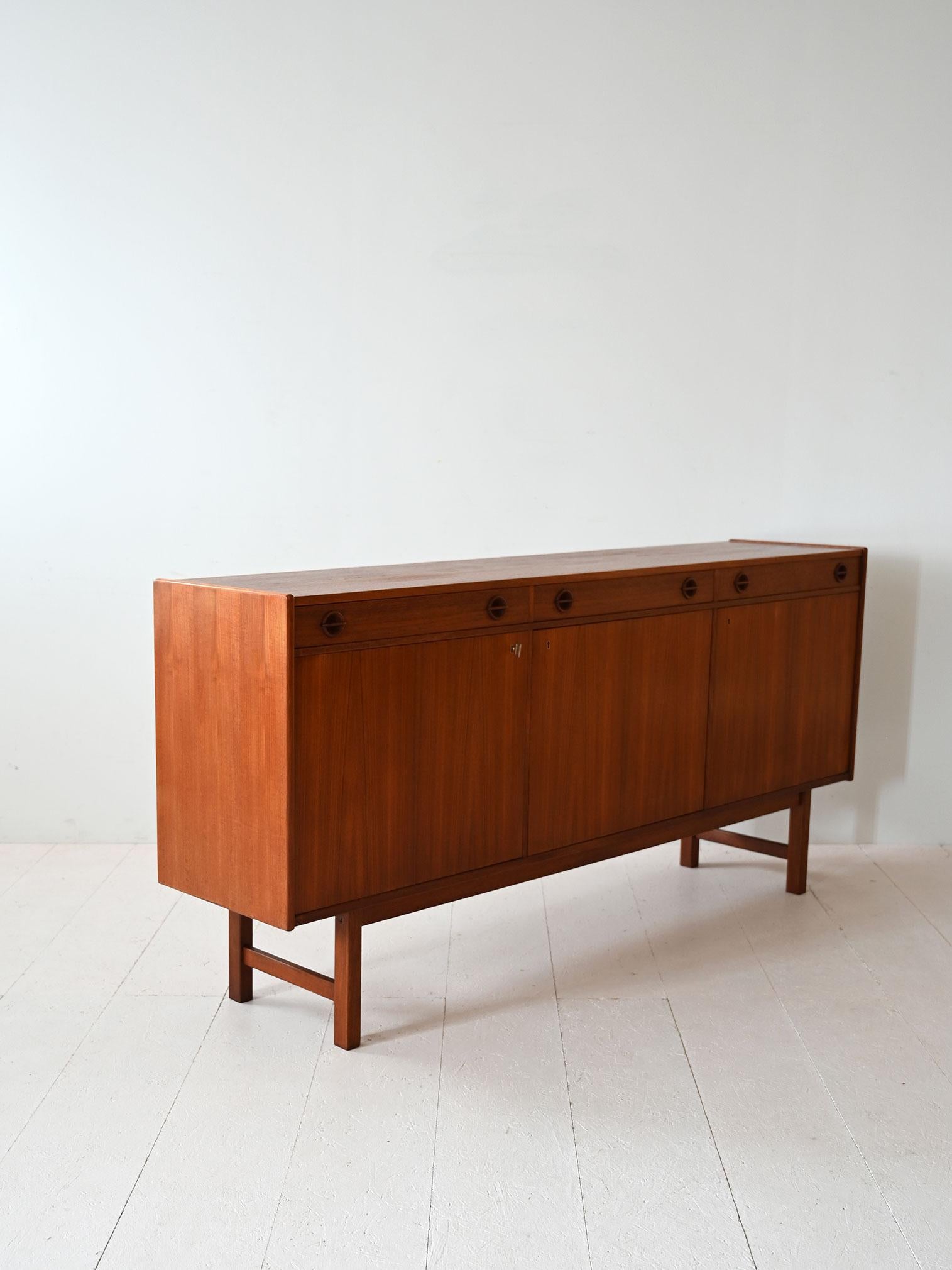 Scandinavian sideboard with hinged doors In Good Condition For Sale In Brescia, IT