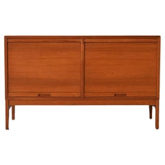 Sideboard scandinavo con ante a serranda
