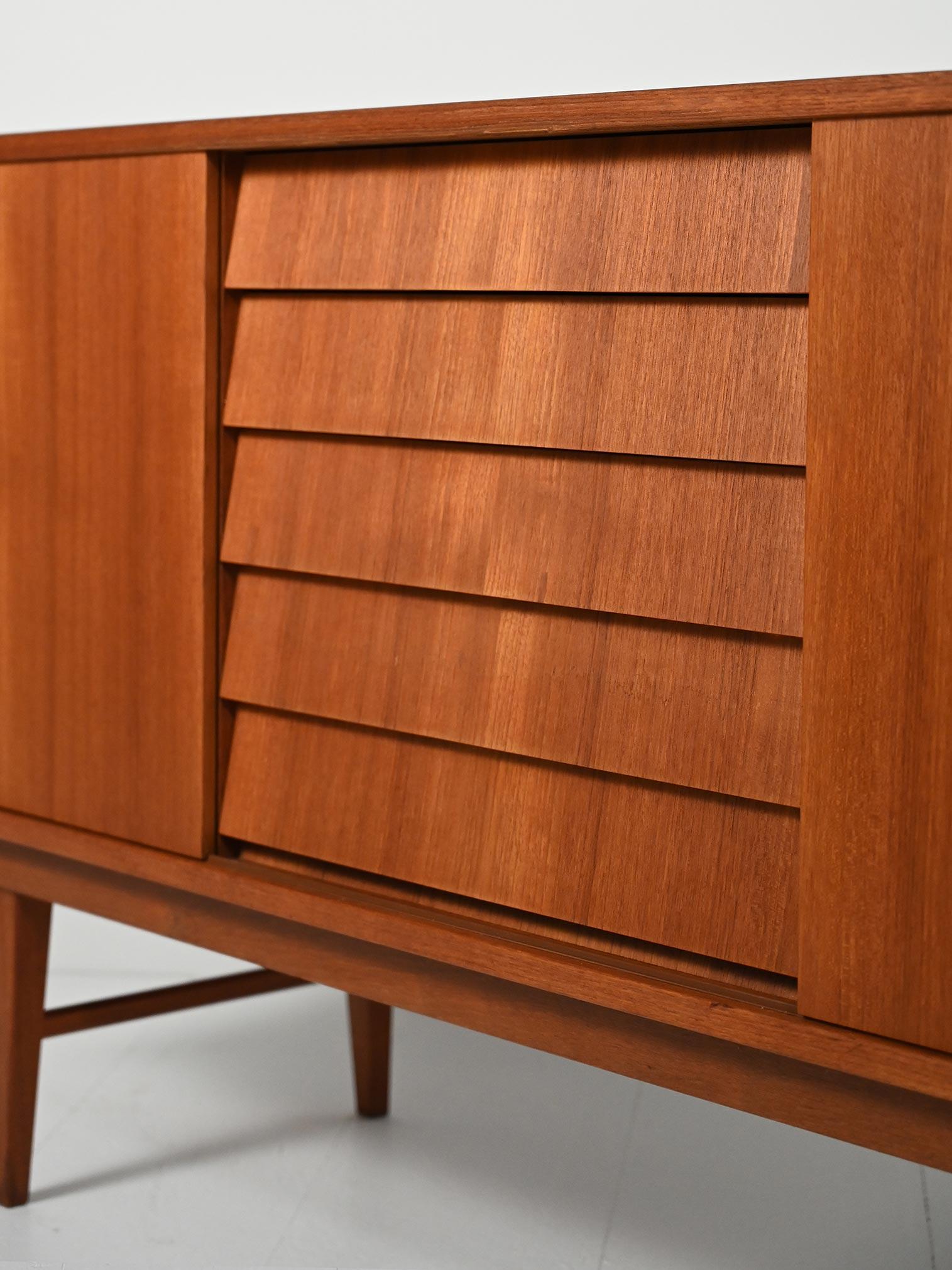 Credenza scandinava con Cassetti a latta anni 50/60 in vendita 2