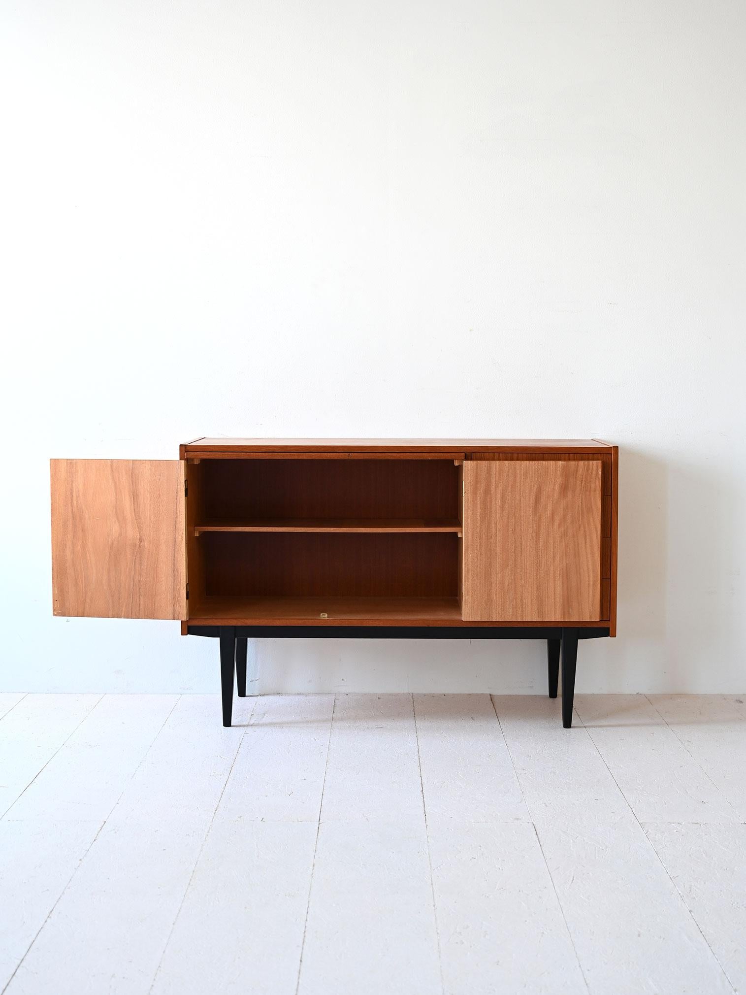 Scandinavo moderno Sideboard scandinavo con piano estraibile in vendita