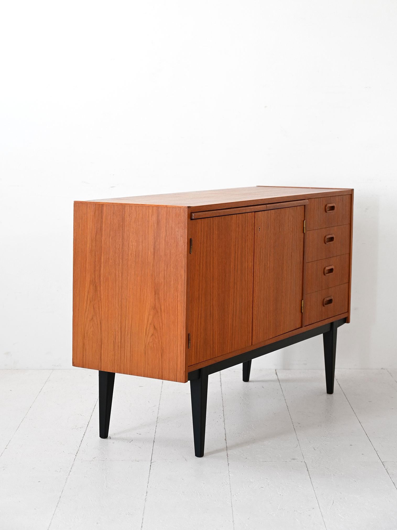 Scandinavian Sideboard scandinavo con piano estraibile in vendita