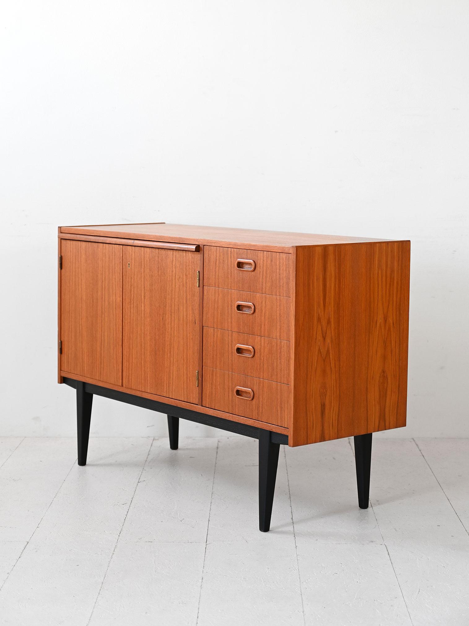 Sideboard scandinavo con piano estraibile In condizioni buone in vendita a Brescia, IT