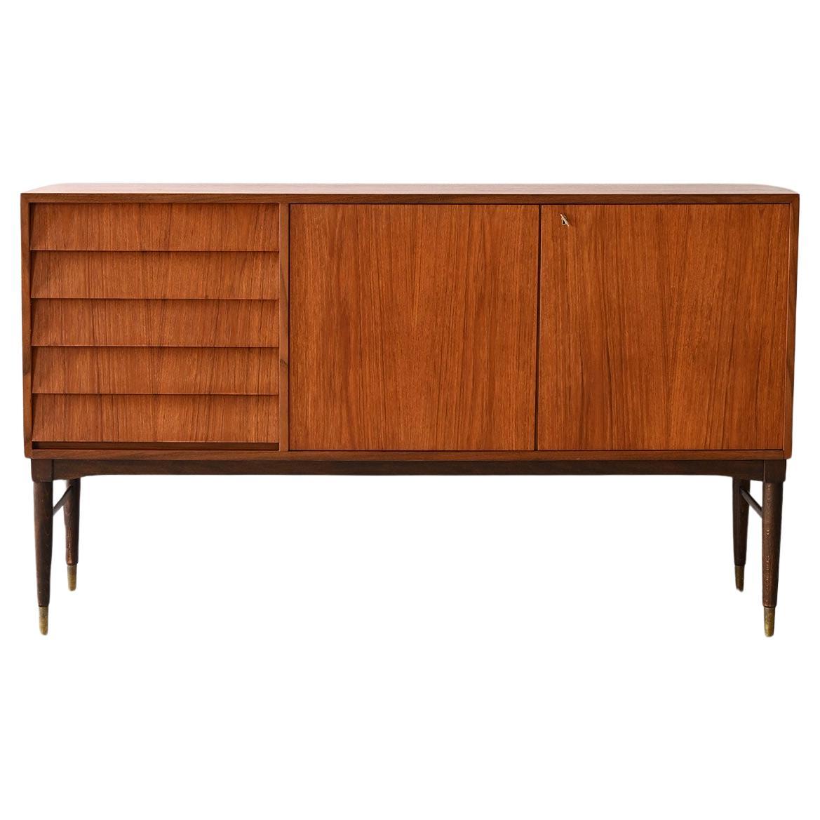 Sideboard scandinavo con puntali in ottone For Sale