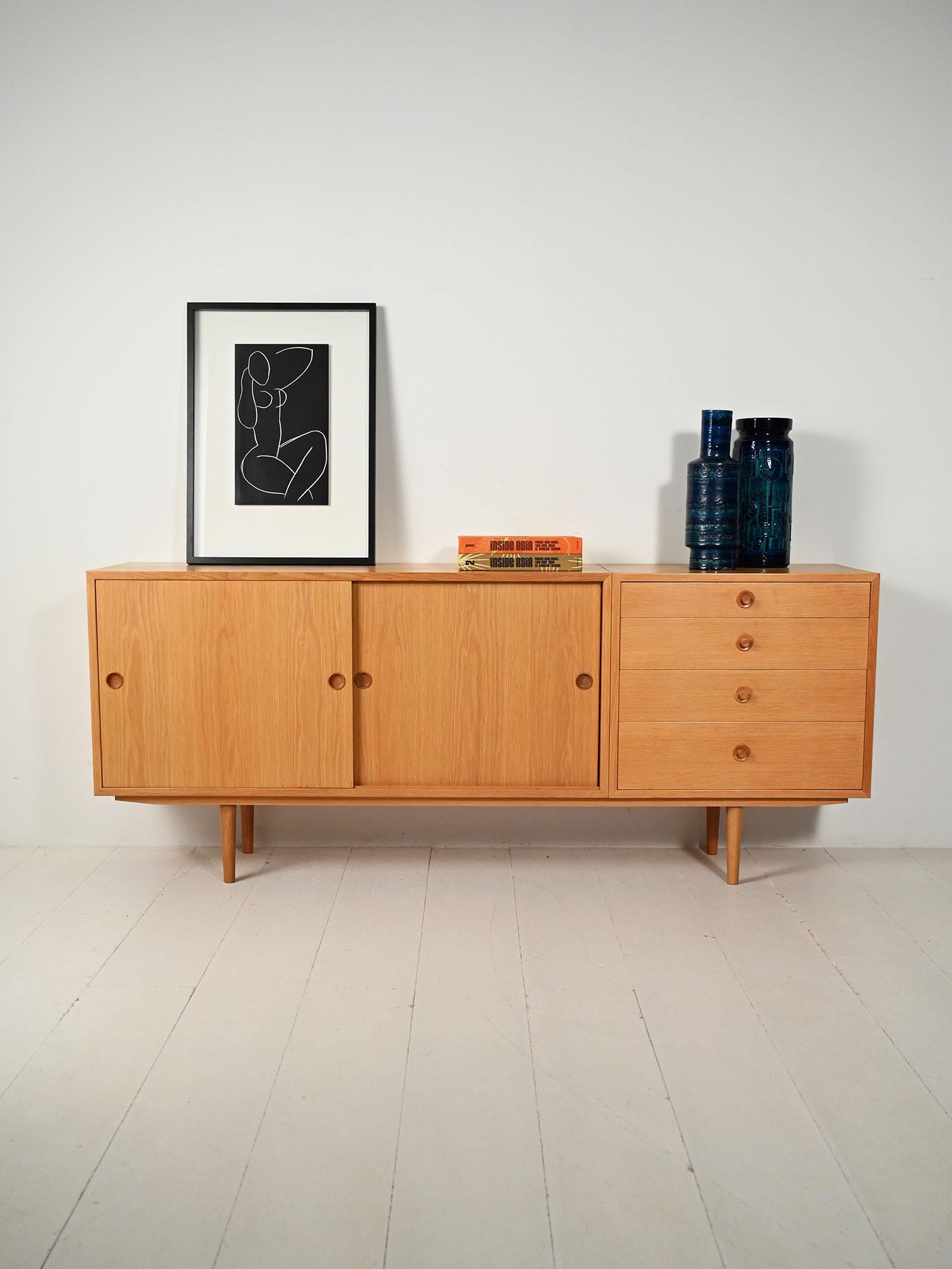 Sideboard scandinavo in rovere di Børge Mogensen per Karl Andersson & Söner. Due moduli uniti con ante scorrevoli e cassetti. Marchio originale presente.

Raffinato sideboard scandinavo in rovere, disegnato da Børge Mogensen e prodotto da Karl