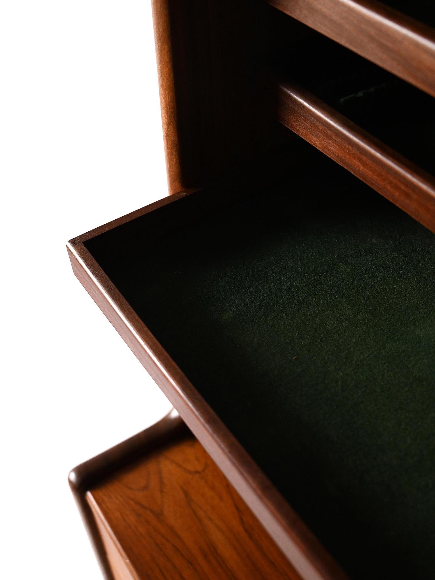 Scandinavian teak sideboard from the 1960s For Sale 1