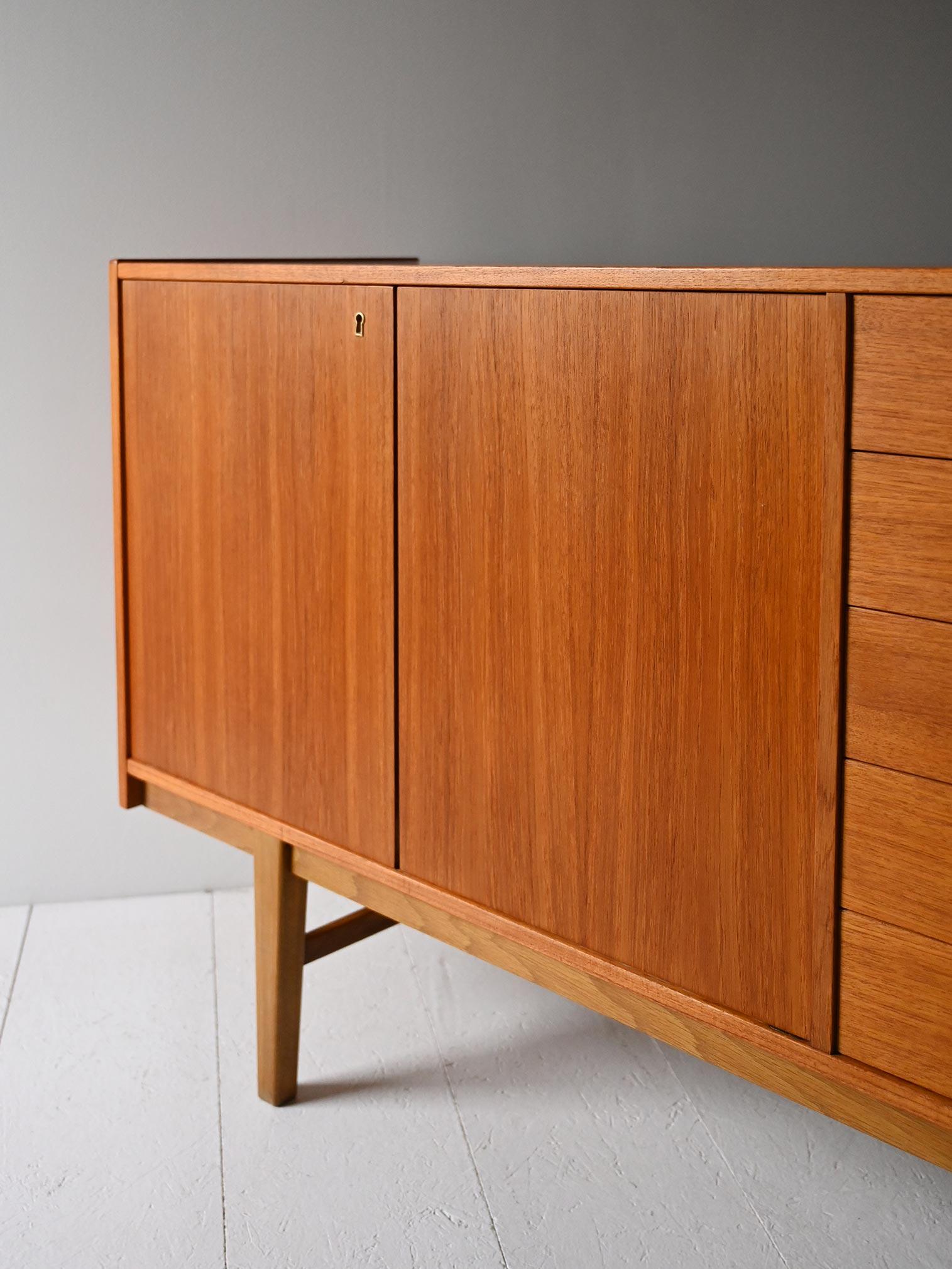 Scandinavian teak sideboard from the 1960s For Sale 1
