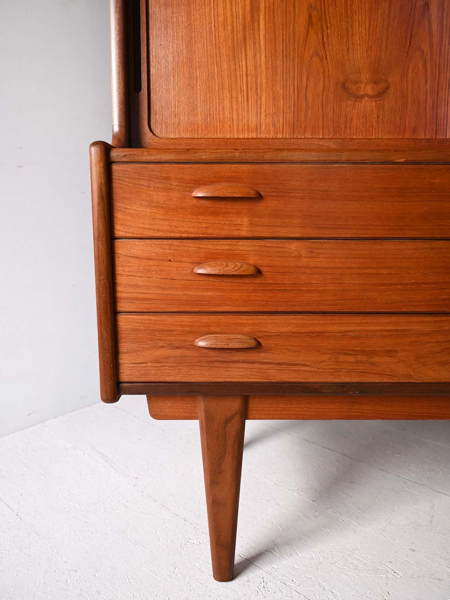 Scandinavian teak sideboard from the 1960s For Sale 3