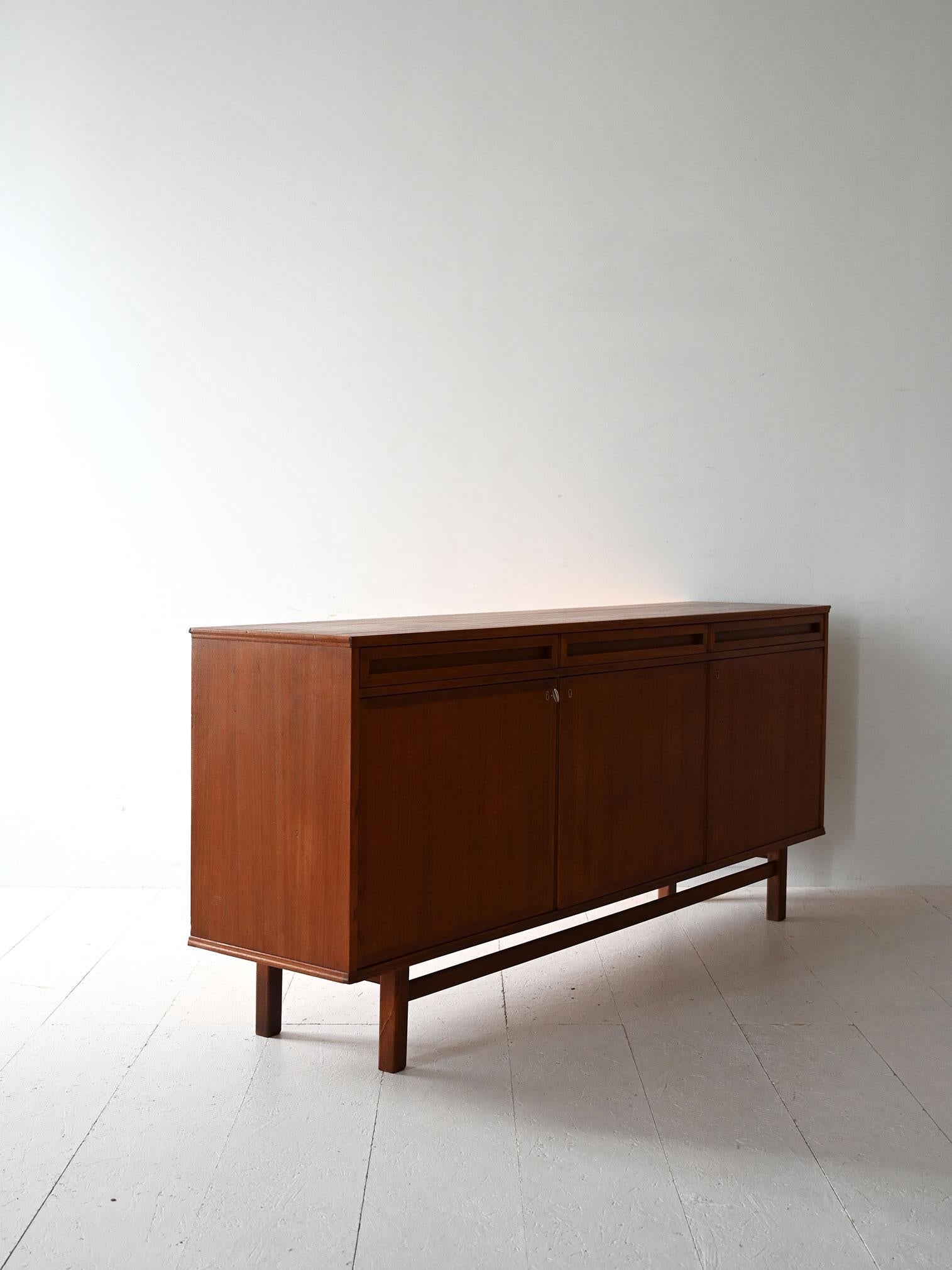 Scandinavian teak sideboard with doors and drawers In Good Condition For Sale In Brescia, IT
