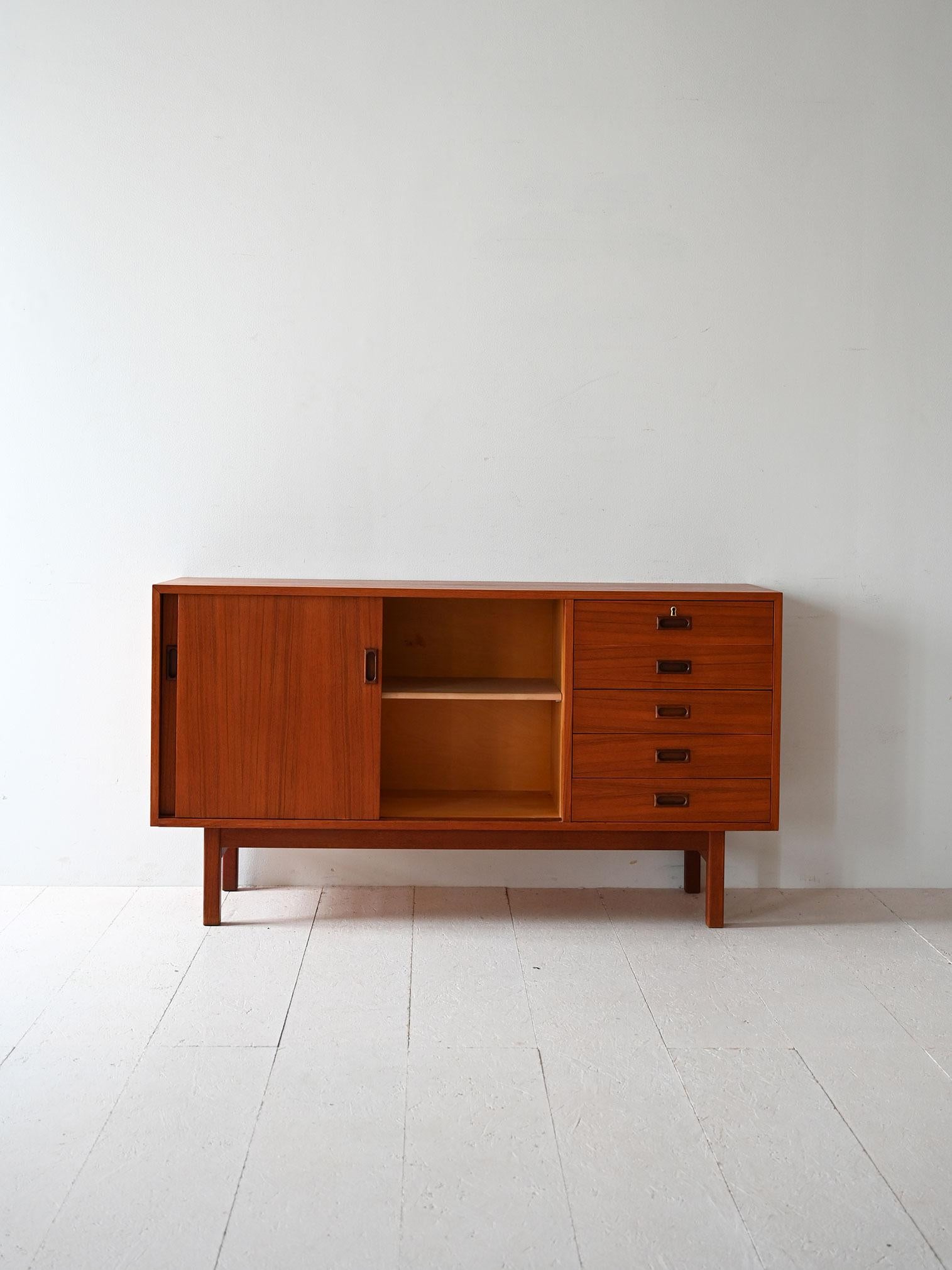 Scandinavo moderno Sideboard scandinavo in teak con ante scorrevoli in vendita