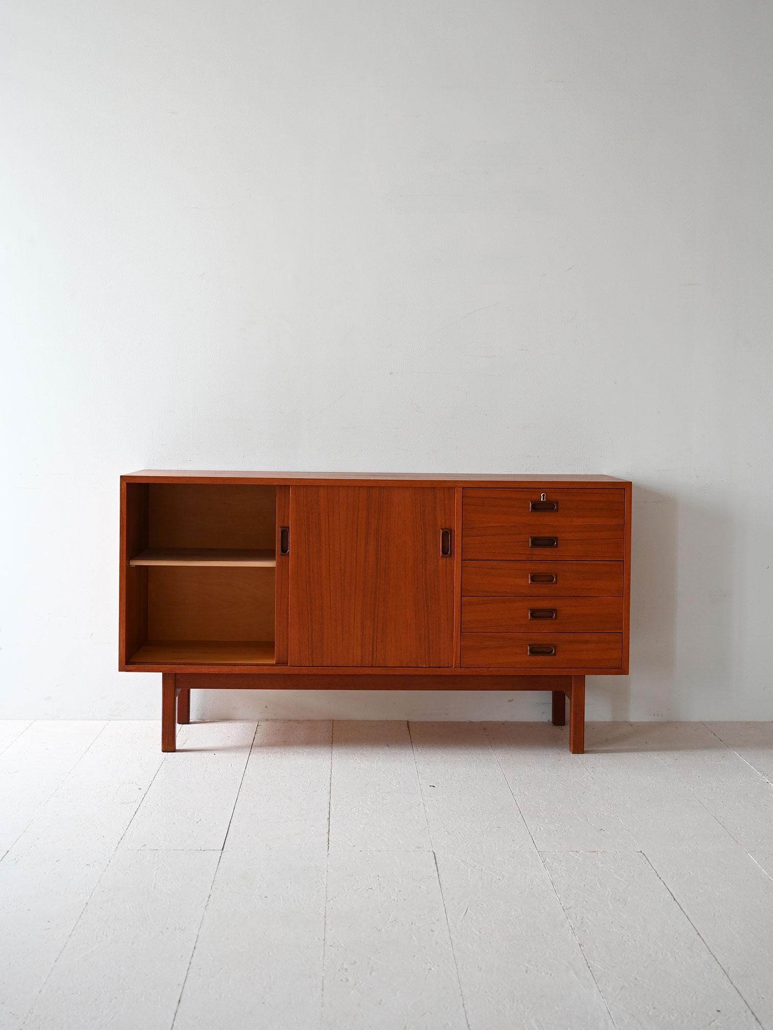 Scandinavian Sideboard scandinavo in teak con ante scorrevoli in vendita