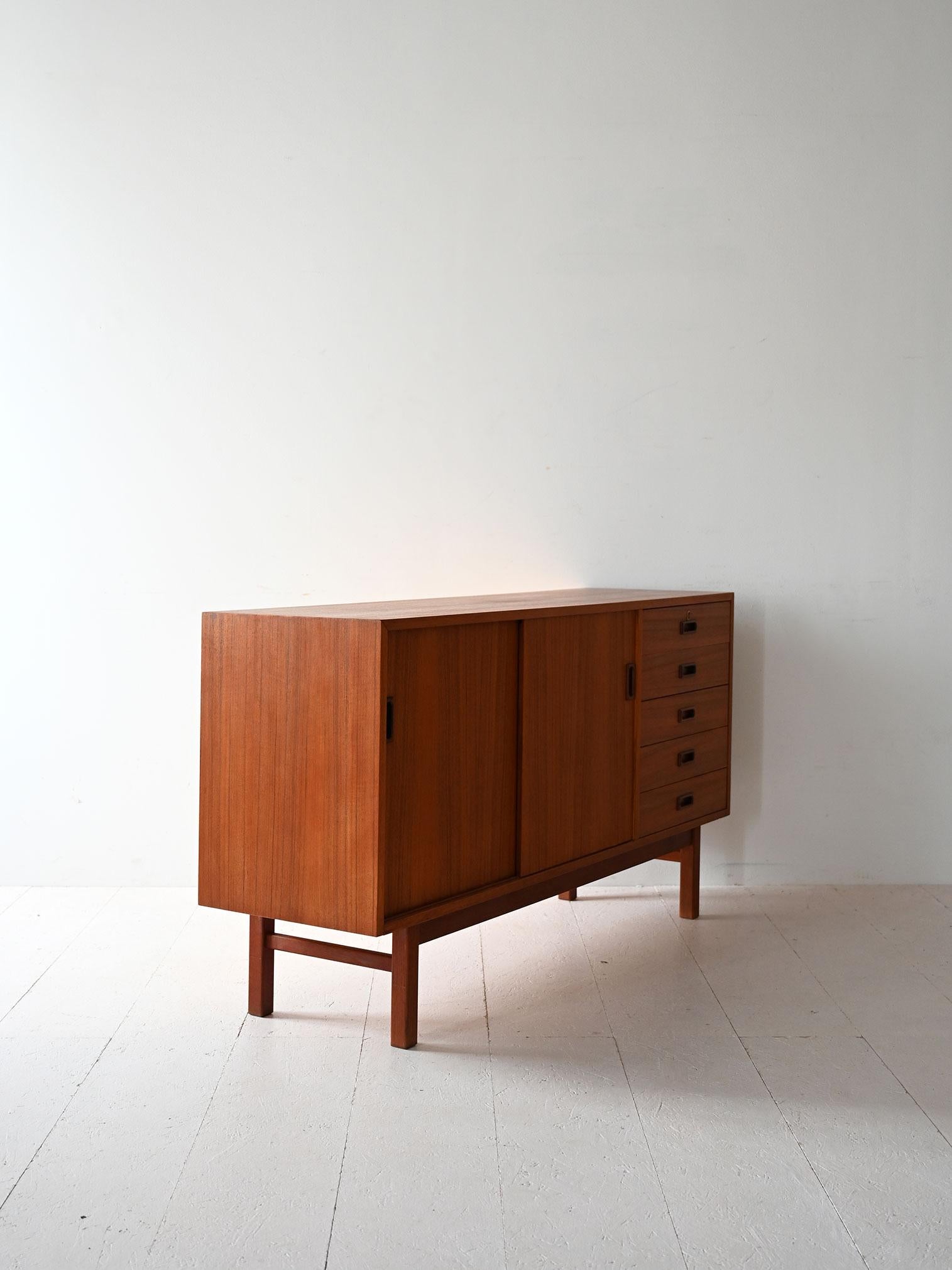 Sideboard scandinavo in teak con ante scorrevoli In condizioni buone in vendita a Brescia, IT