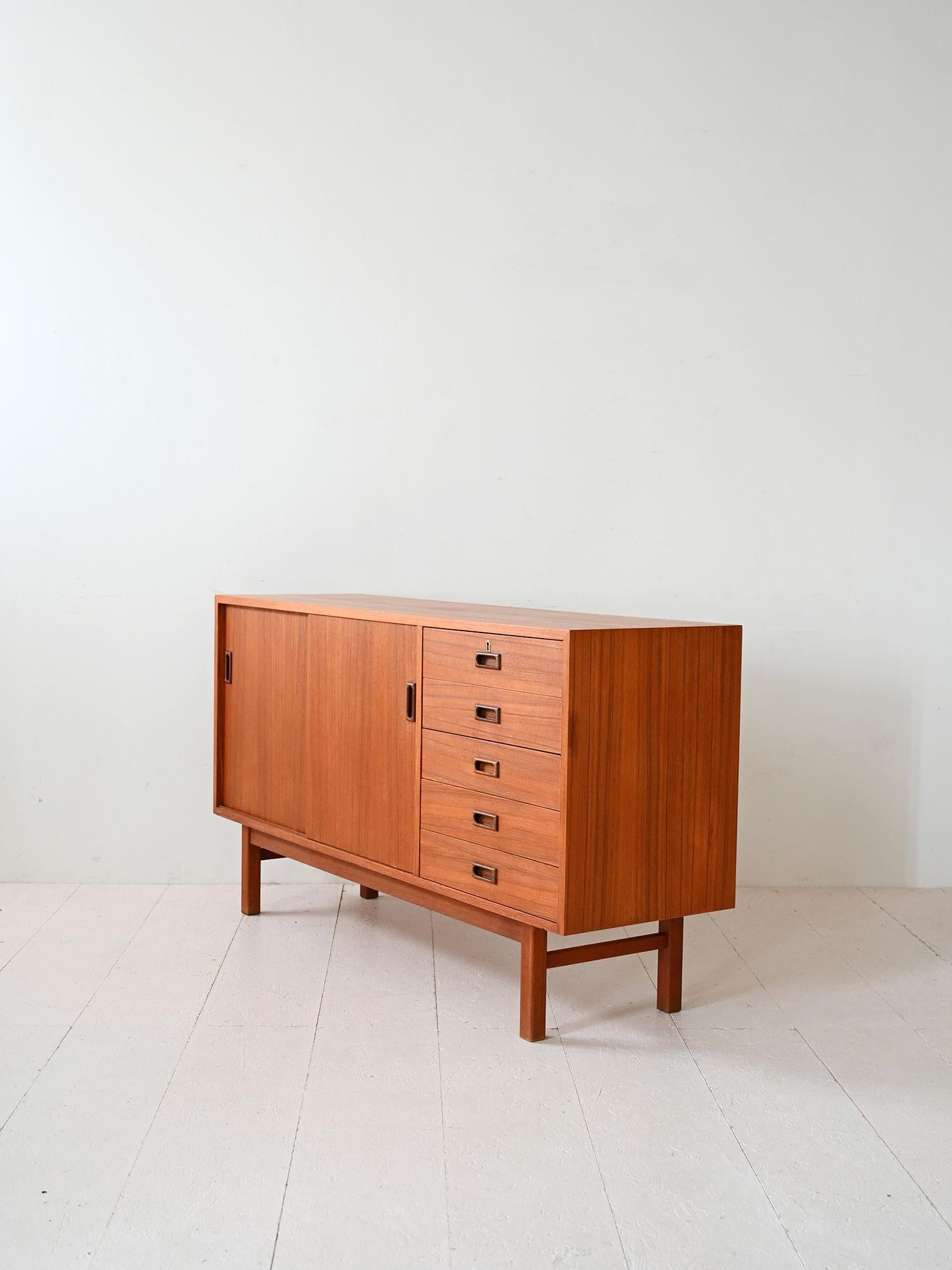 Mid-20th Century Sideboard scandinavo in teak con ante scorrevoli in vendita