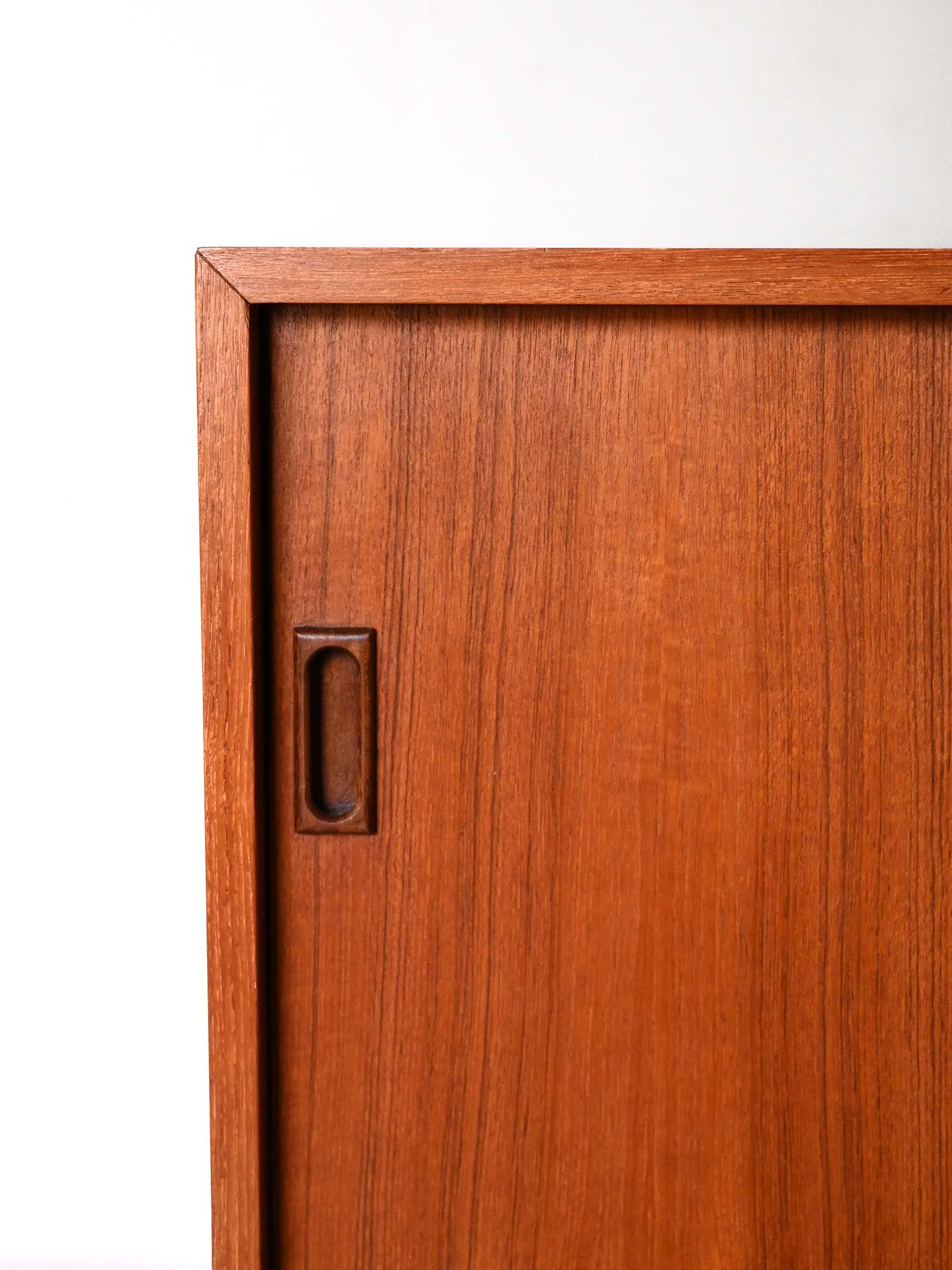 Teak Sideboard scandinavo in teak con ante scorrevoli in vendita