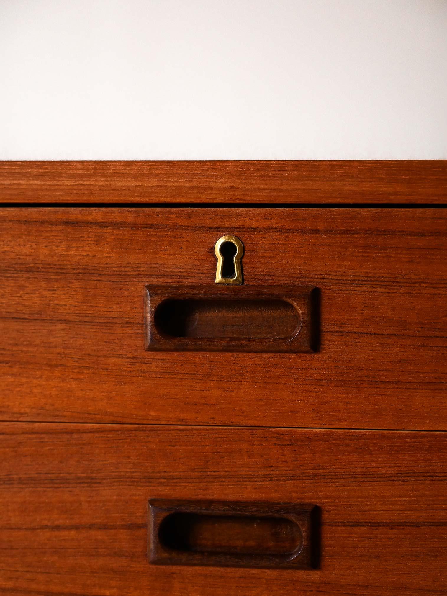 Sideboard scandinavo in teak con ante scorrevoli in vendita 1
