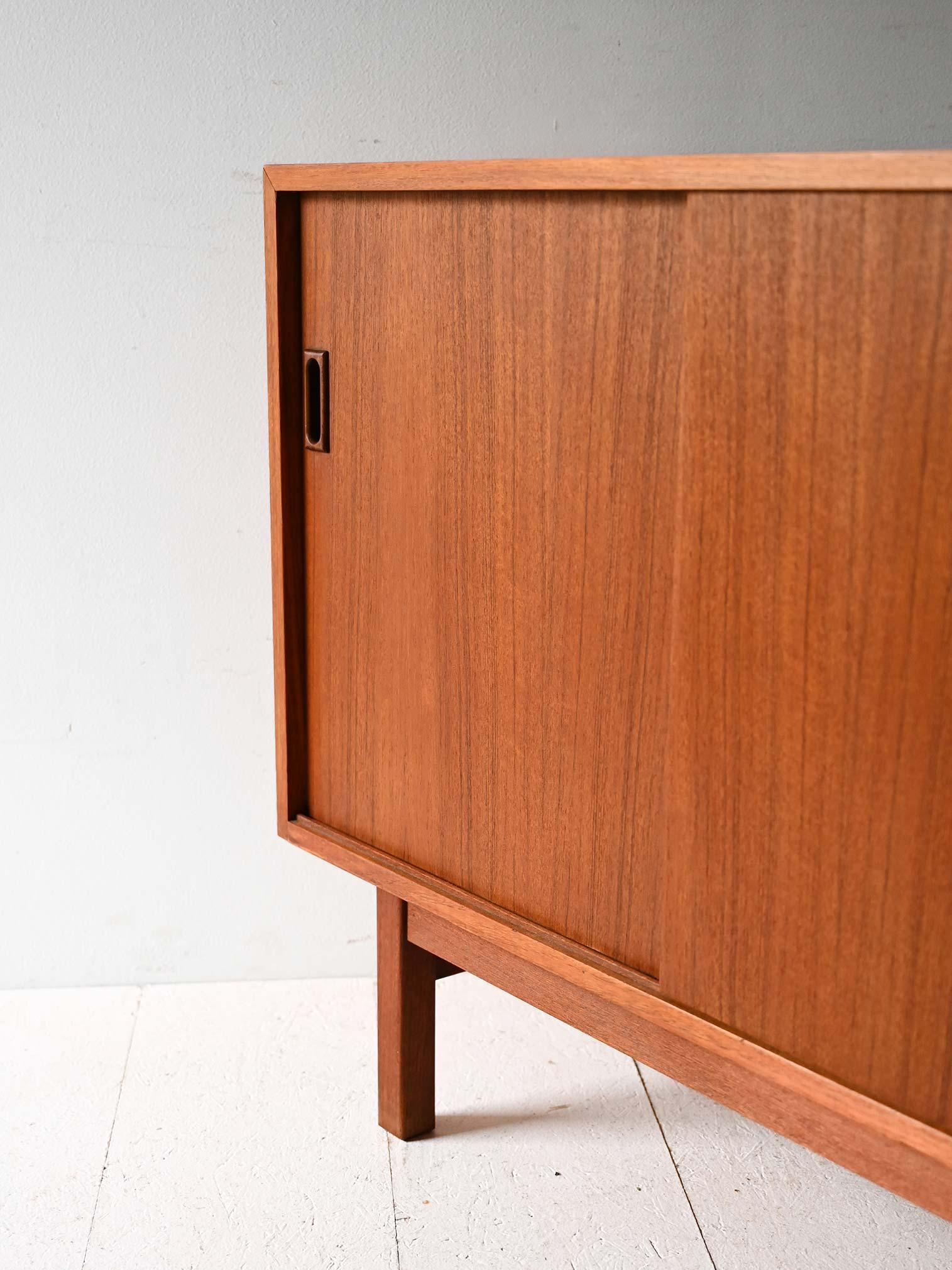 Sideboard scandinavo in teak con ante scorrevoli in vendita 2