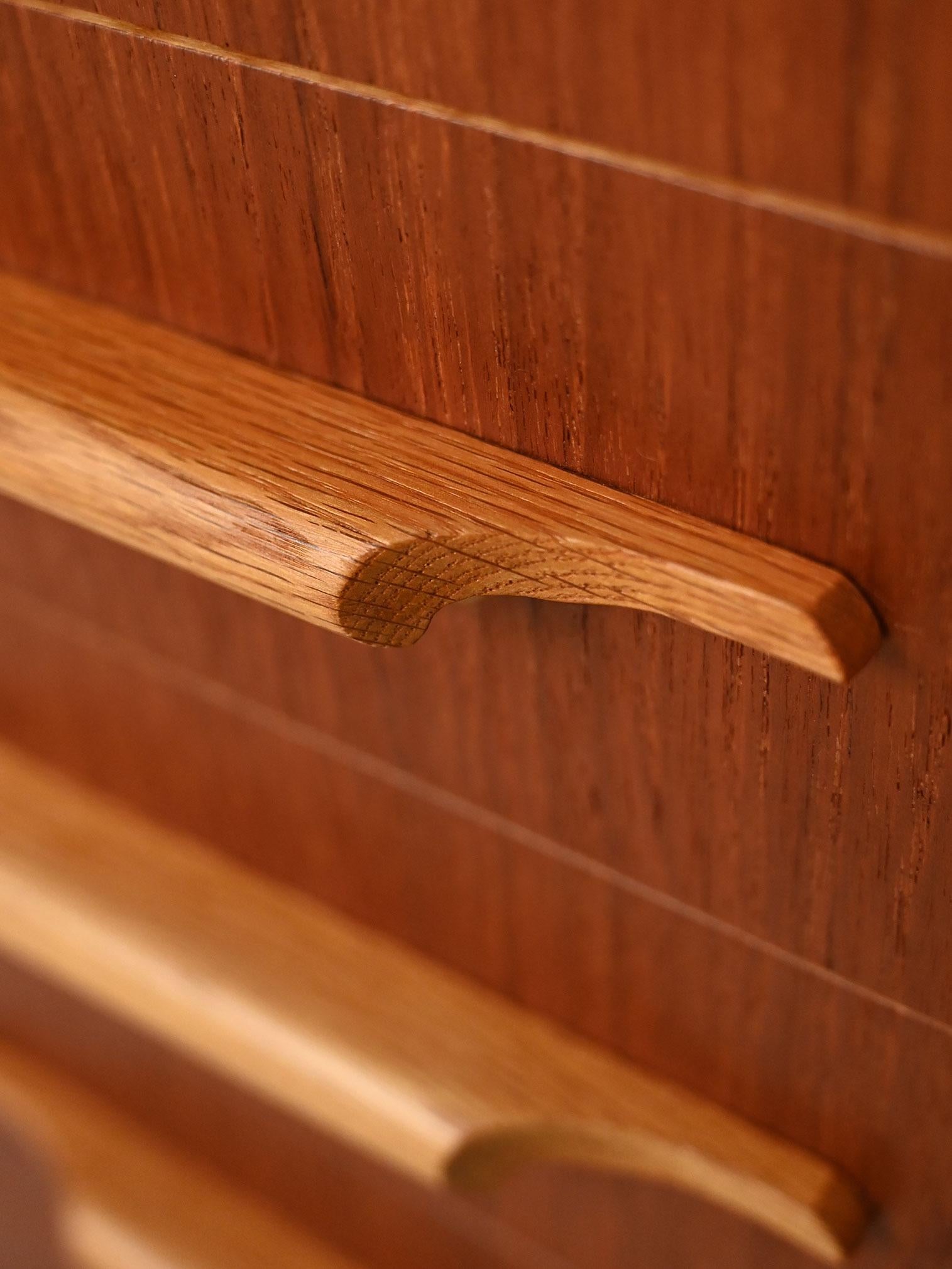 Sideboard scandinavo in teak e rovere For Sale 4