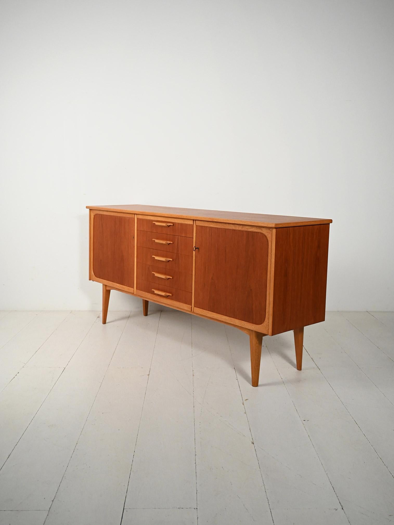 Sideboard scandinavo in teak e rovere In Good Condition For Sale In Brescia, IT