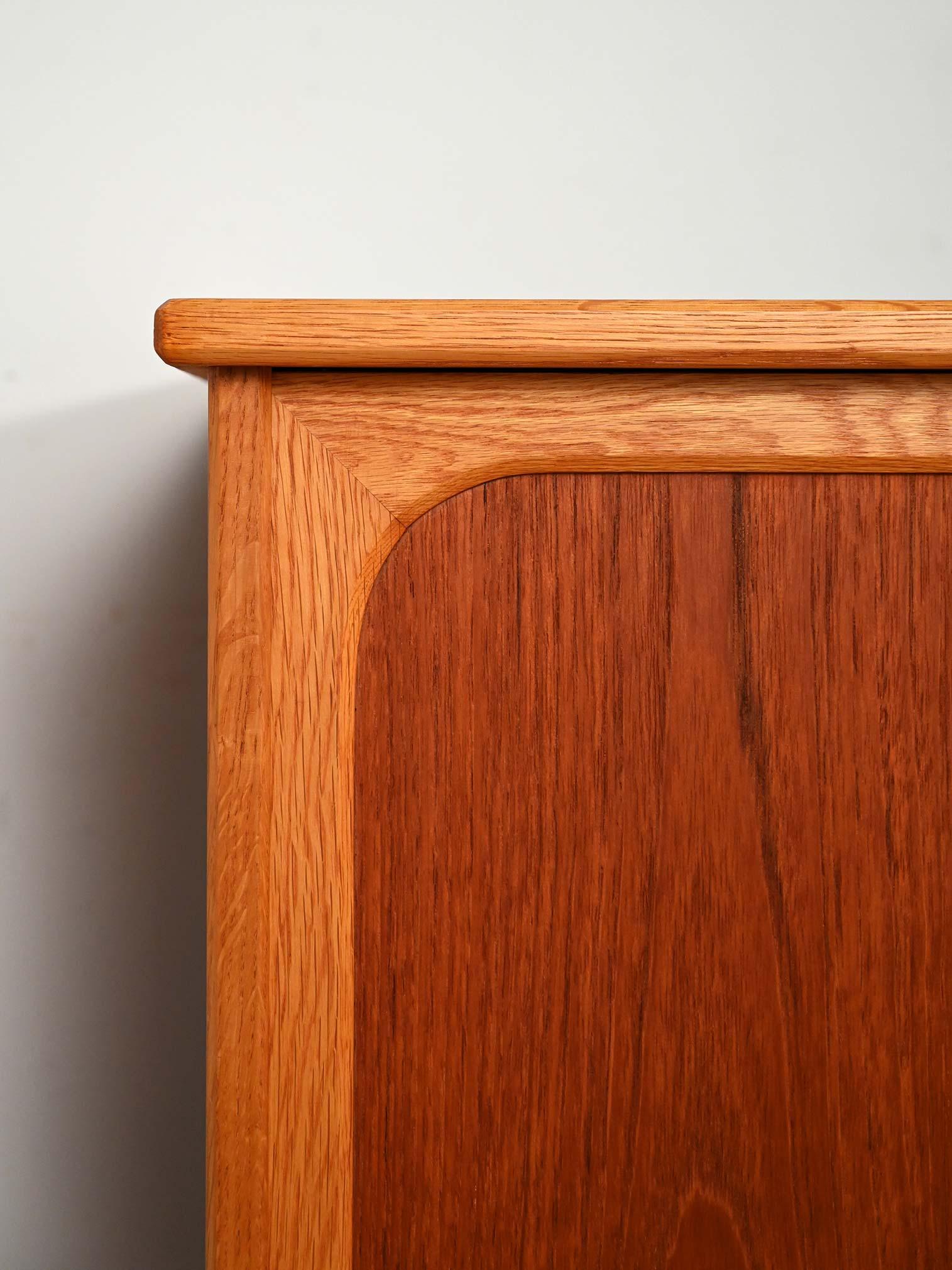 Mid-20th Century Sideboard scandinavo in teak e rovere For Sale
