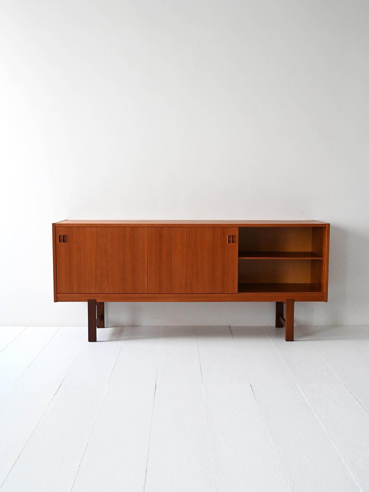 Scandinavian teak 1960s sideboard with drawers In Good Condition For Sale In Brescia, IT