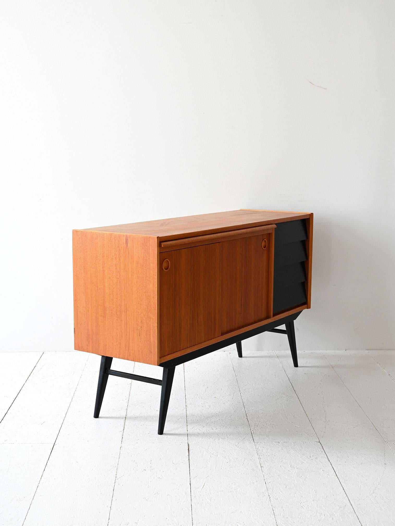 Sideboard scandinavo teak con dettagli neri In condizioni buone in vendita a Brescia, IT