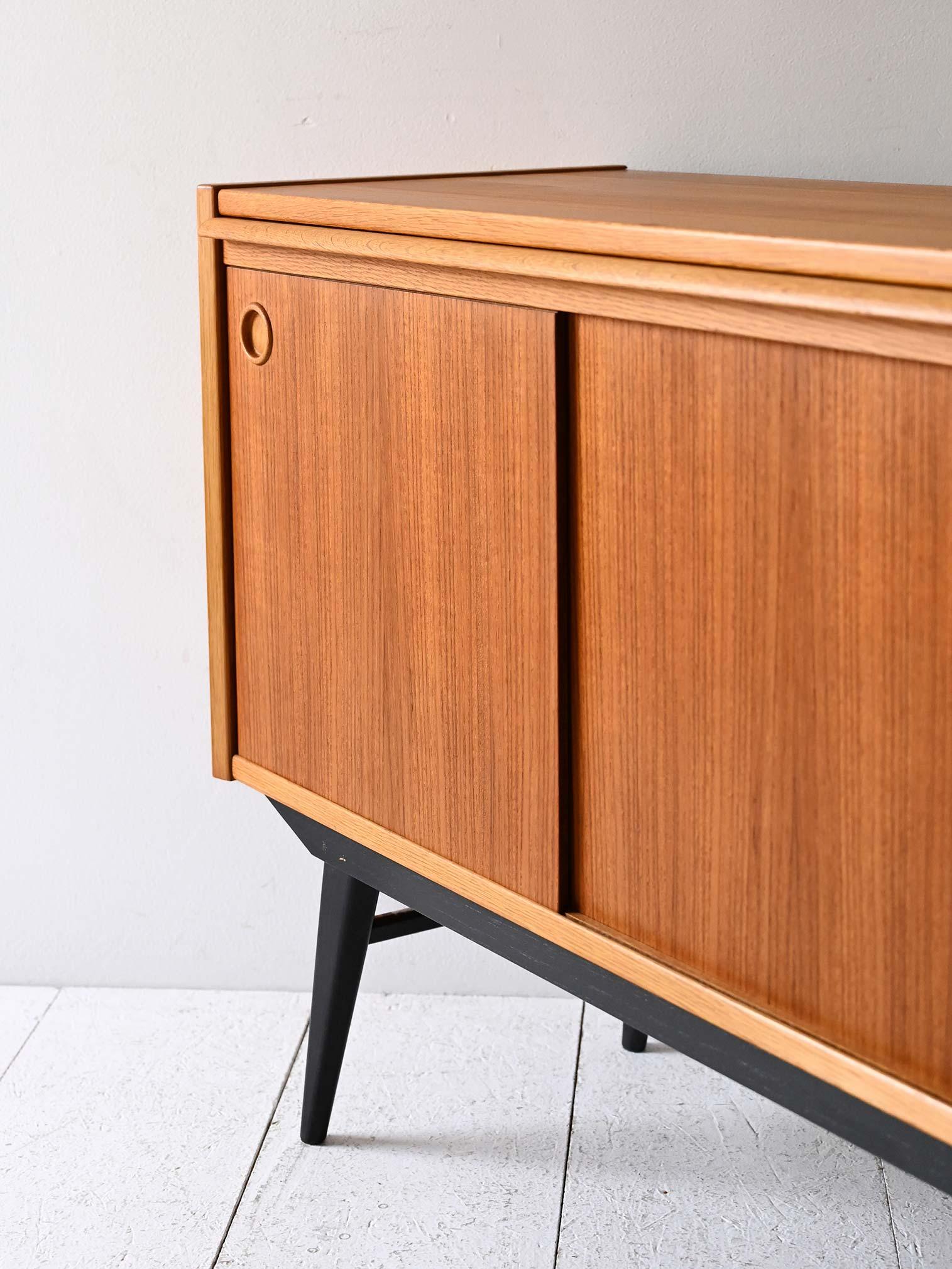 Sideboard scandinavo teak con dettagli neri in vendita 2