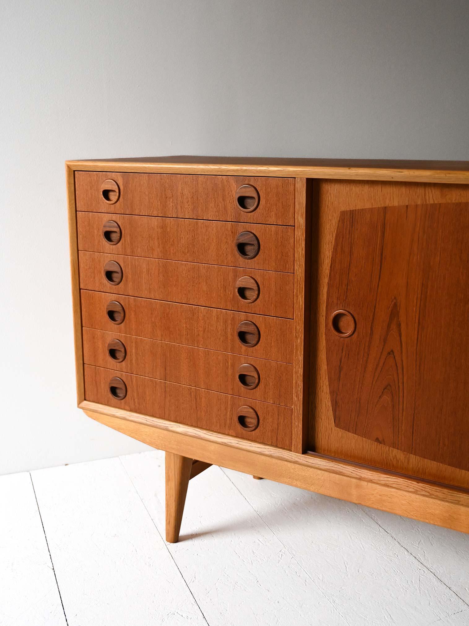 Sideboard scandinavo teak e rovere anni ’50/’60 in vendita 2