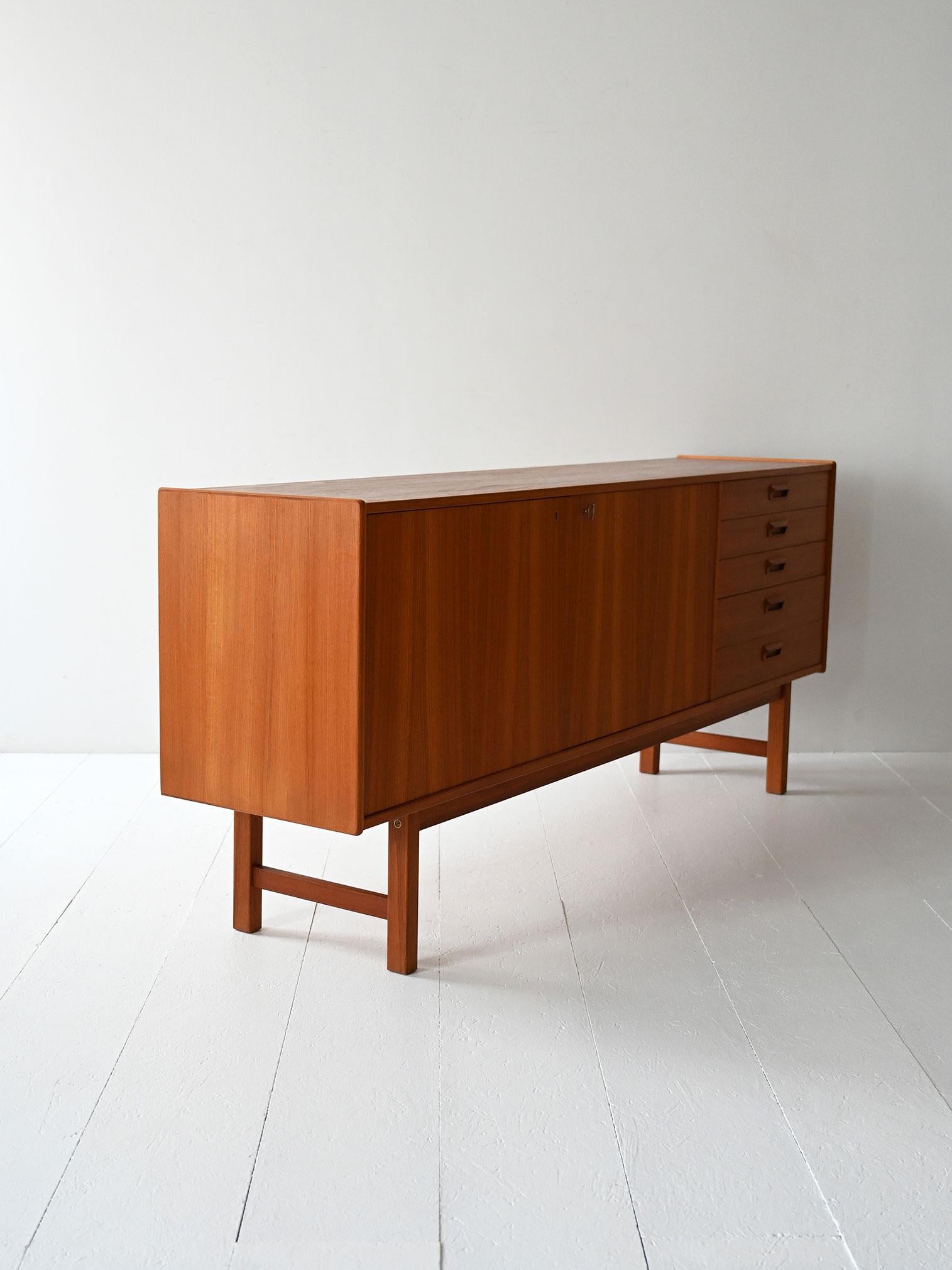 Scandinavian vintage sideboard with hinged doors In Good Condition For Sale In Brescia, IT