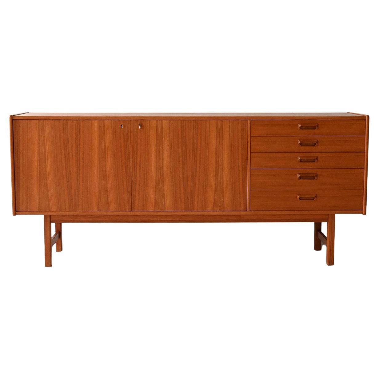 Buffet scandinave vintage avec portes battantes