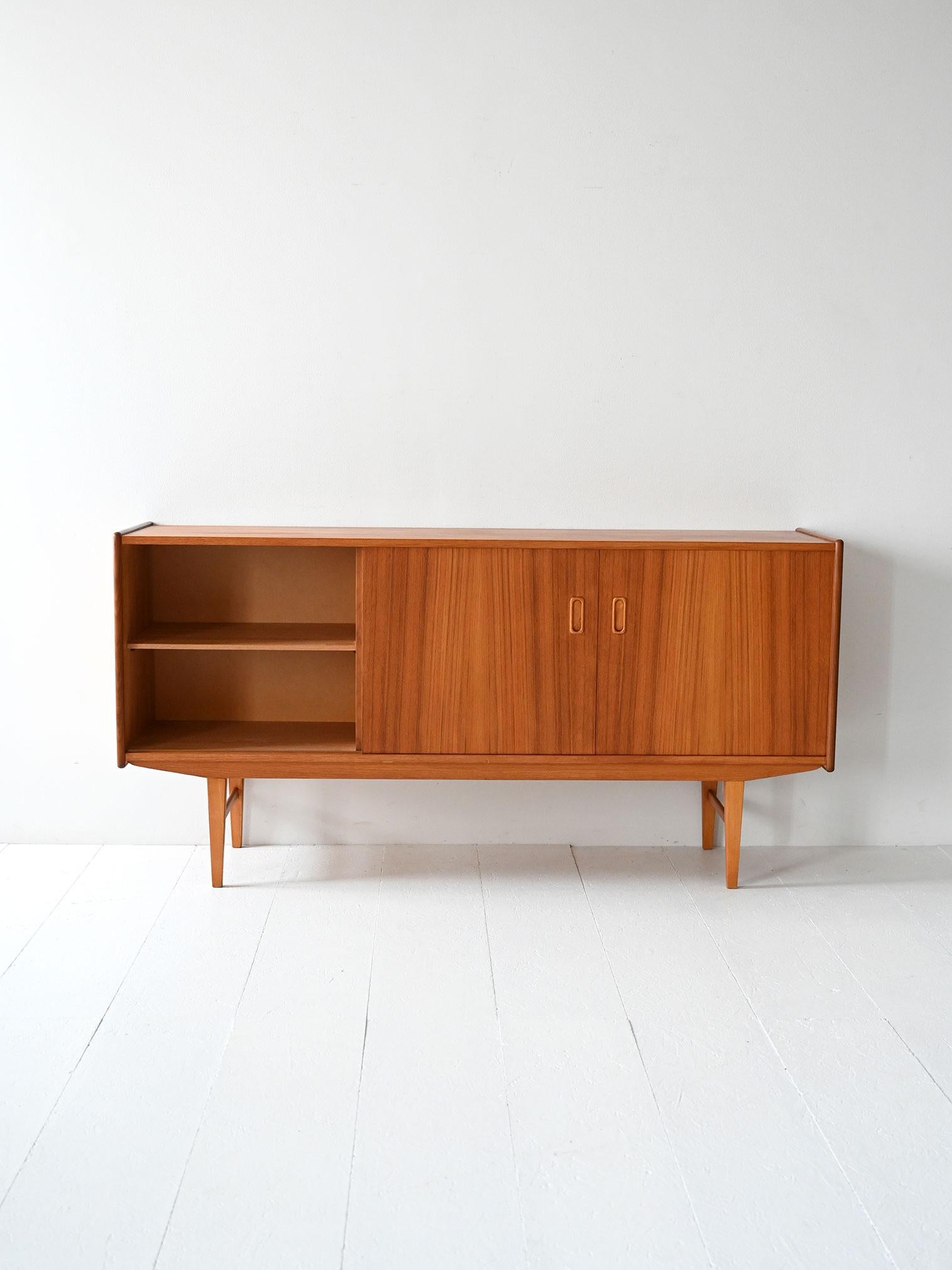 Scandinavo moderno Sideboard scandinavo vintage con cassetti a tegola in vendita