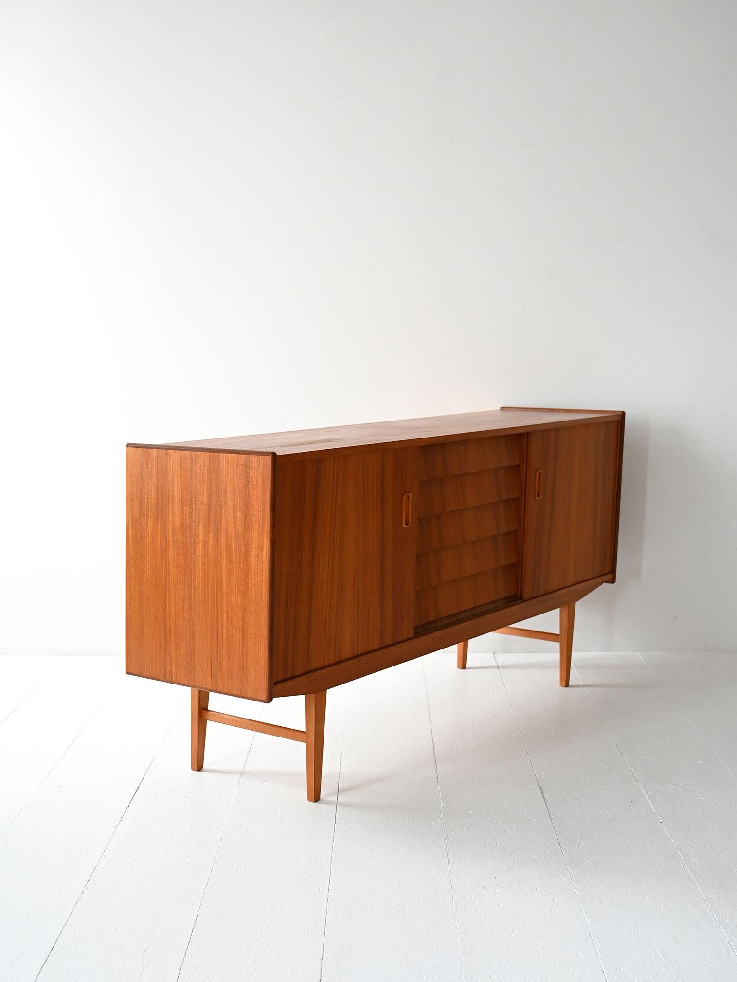 Sideboard scandinavo vintage con cassetti a tegola In condizioni buone in vendita a Brescia, IT
