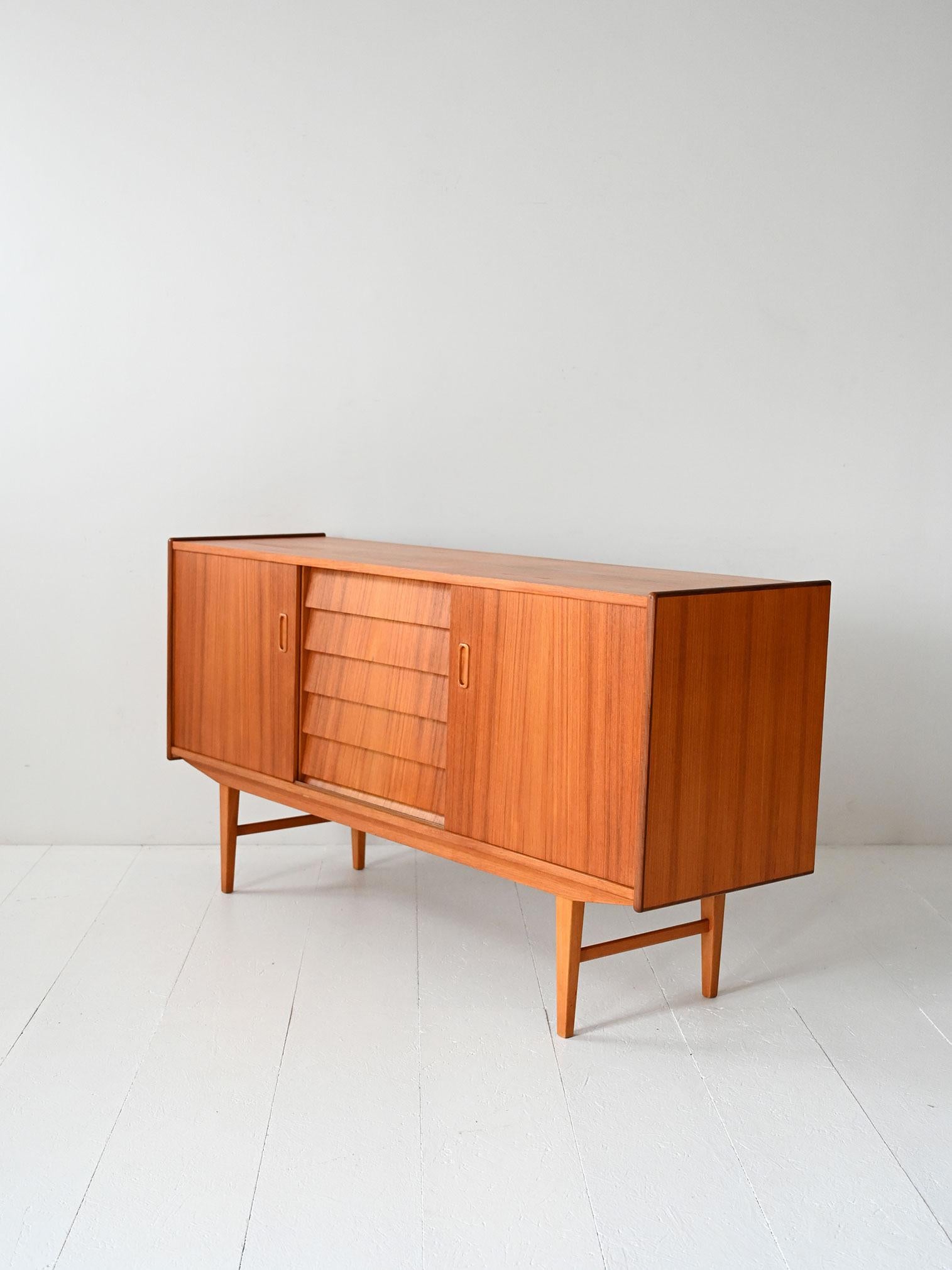 Mid-20th Century Sideboard scandinavo vintage con cassetti a tegola in vendita