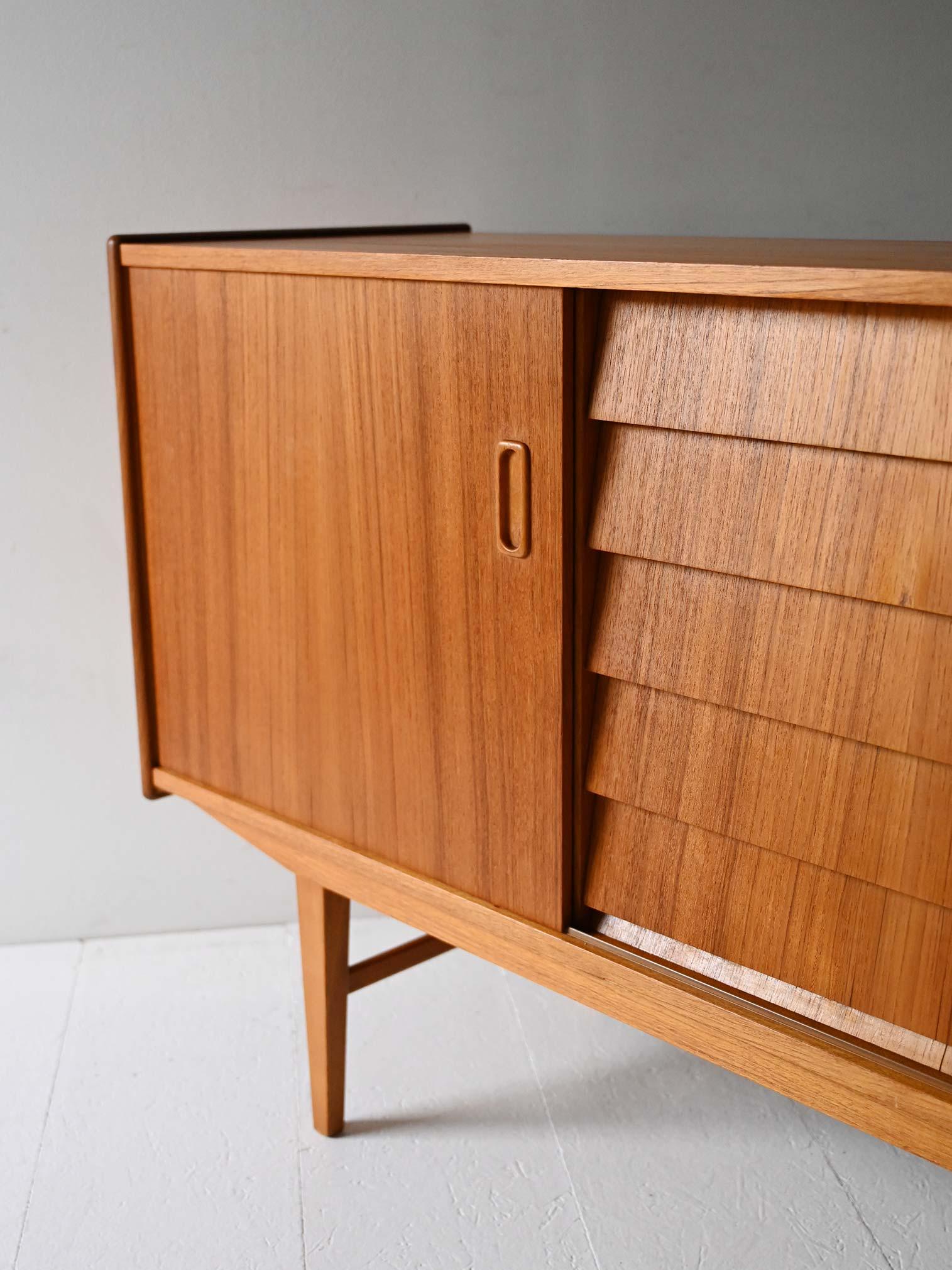 Sideboard scandinavo vintage con cassetti a tegola in vendita 2