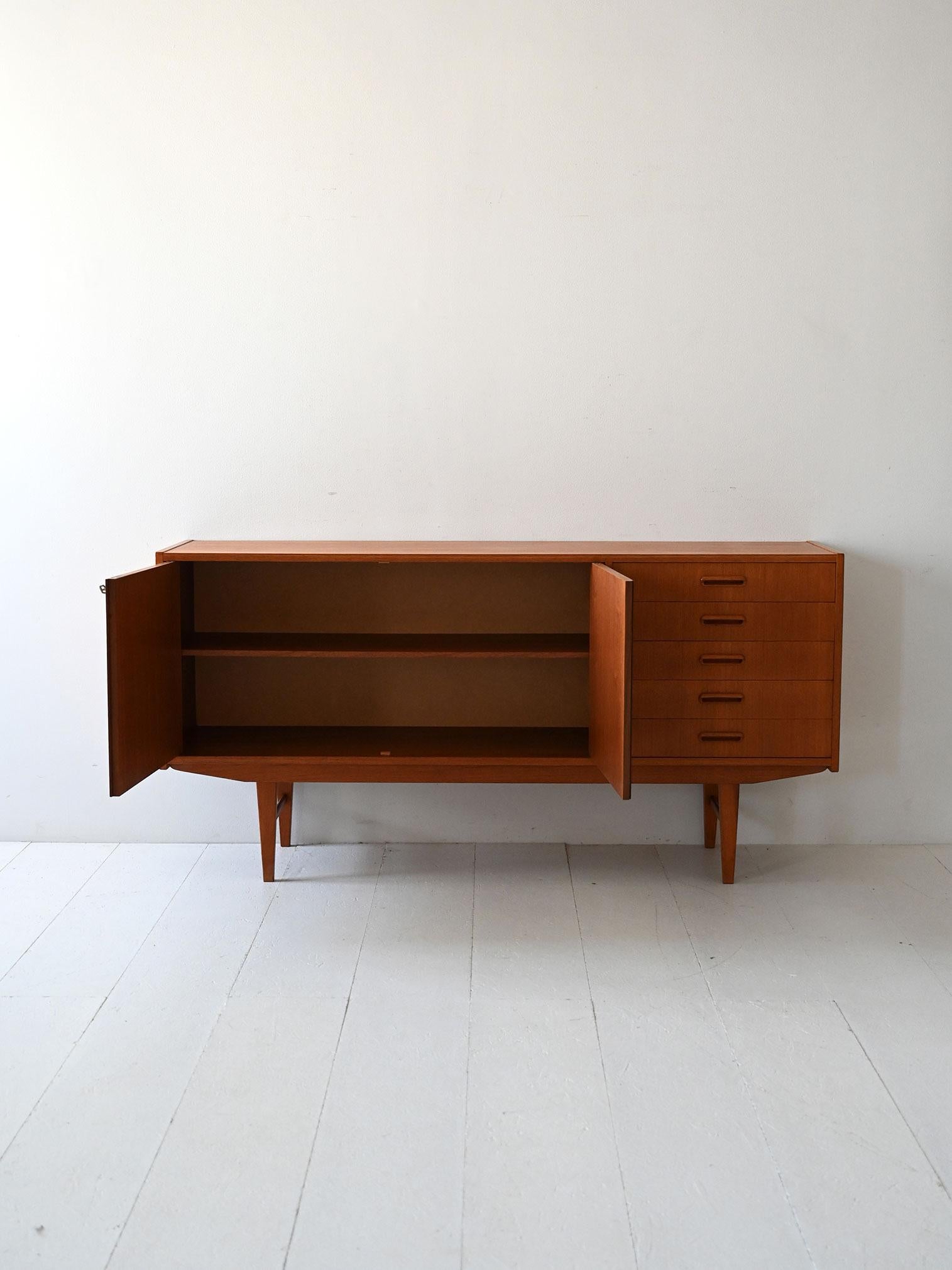 Scandinave moderne Buffet scandinave vintage avec tiroirs à poignées elliptiques en vente