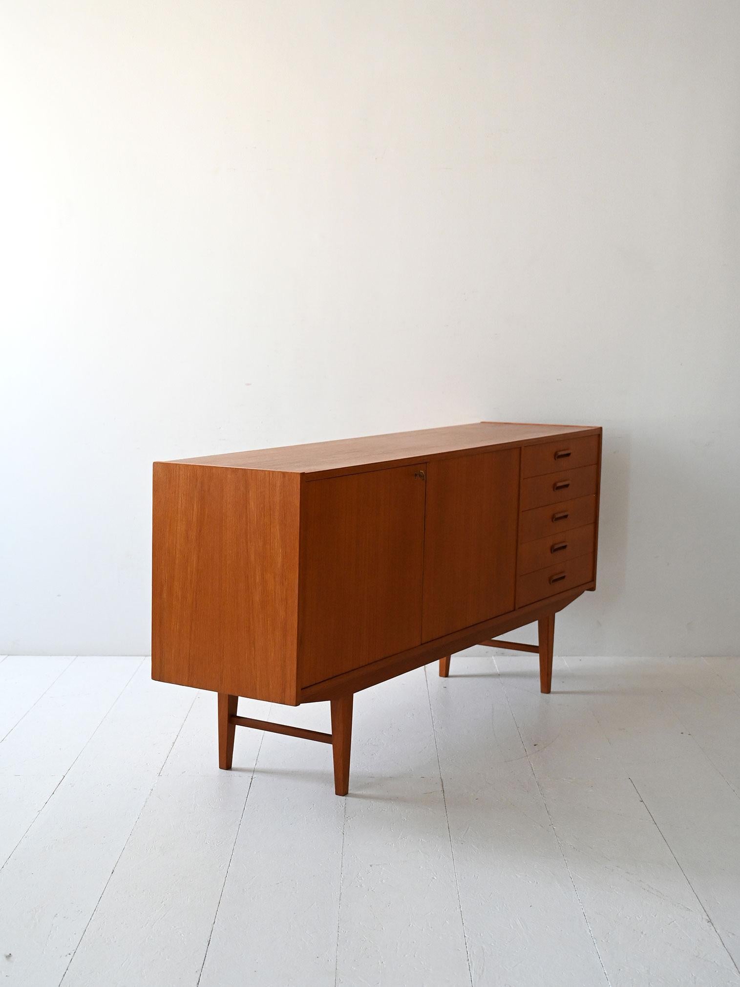 Scandinavian Buffet scandinave vintage avec tiroirs à poignées elliptiques en vente