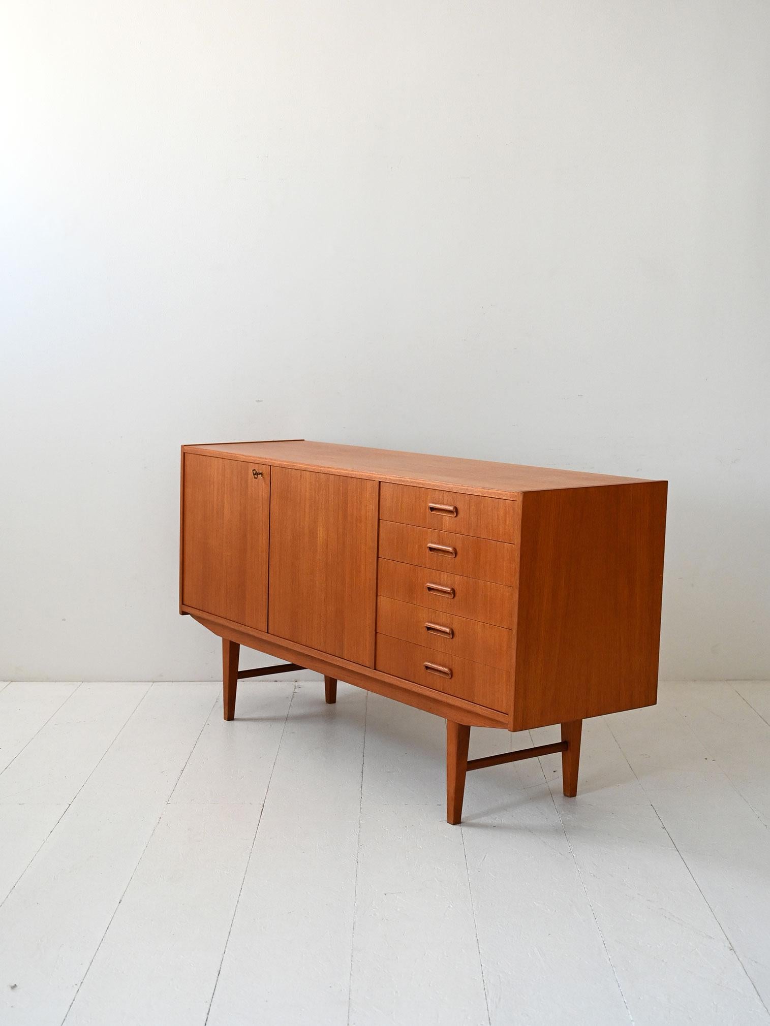 Buffet scandinave vintage avec tiroirs à poignées elliptiques Bon état - En vente à Brescia, IT
