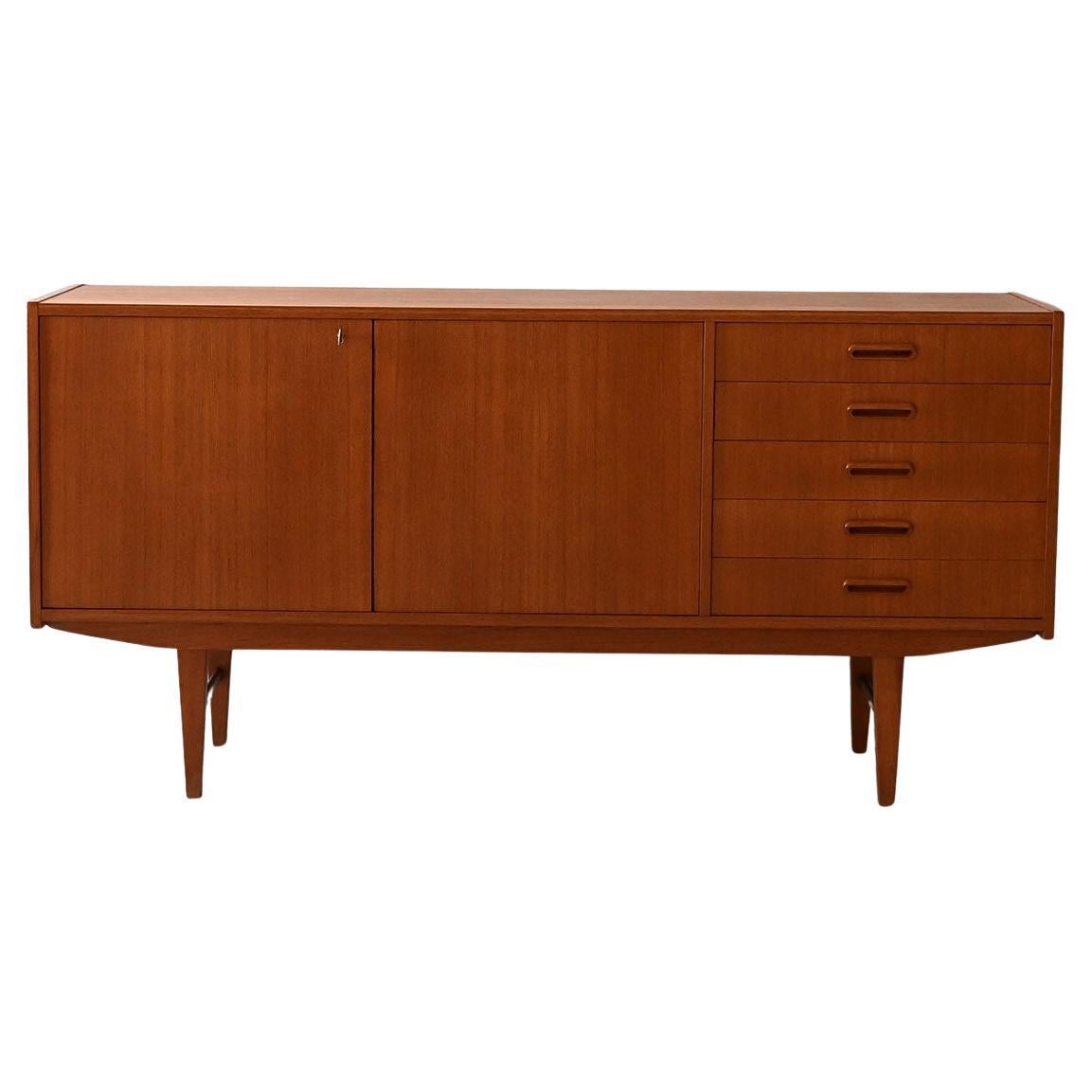 Buffet scandinave vintage avec tiroirs à poignées elliptiques en vente